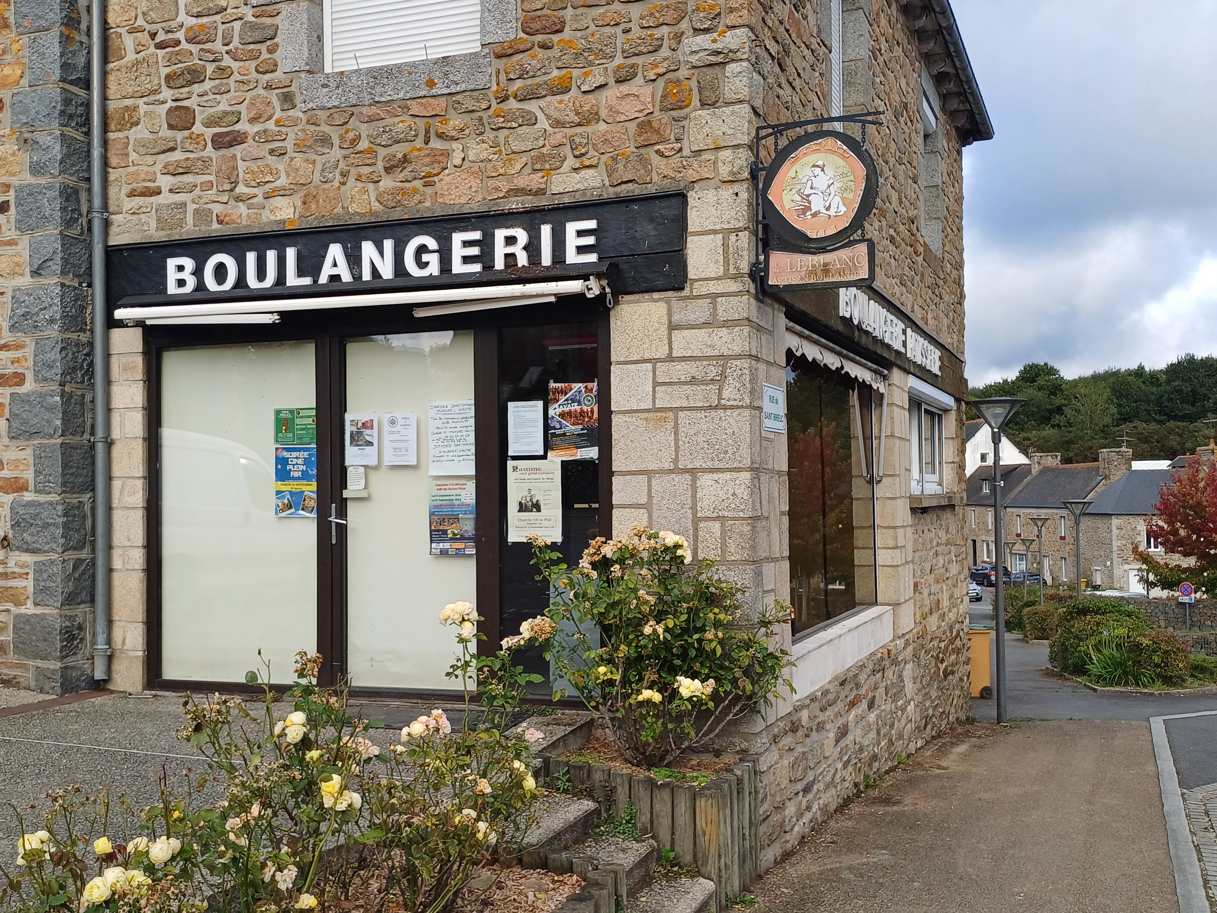 Vends car départ en retraite. Boulangerie Pâtisserie située au bourg de Saint-Donan contient magasin, fournil, pâtisserie et réserve. Le logement situé au dessus de la boulangerie contient 1 cuisine, 5 chambres, 1 salle de bain, une salle-salon, 1 toilette et 1 jardin. Le bourg de Saint-Donan à un bureau de tabac, un restaurant, un coiffeur, un cabinet d'infirmière et 2 école. L'église, la mairie et la salle polyvalente sont aussi dans le bourg. On se situe à 15 minutes de Saint-Brieuc et des plages. Pour plus de renseignements n'hésitez pas à nous contacter.