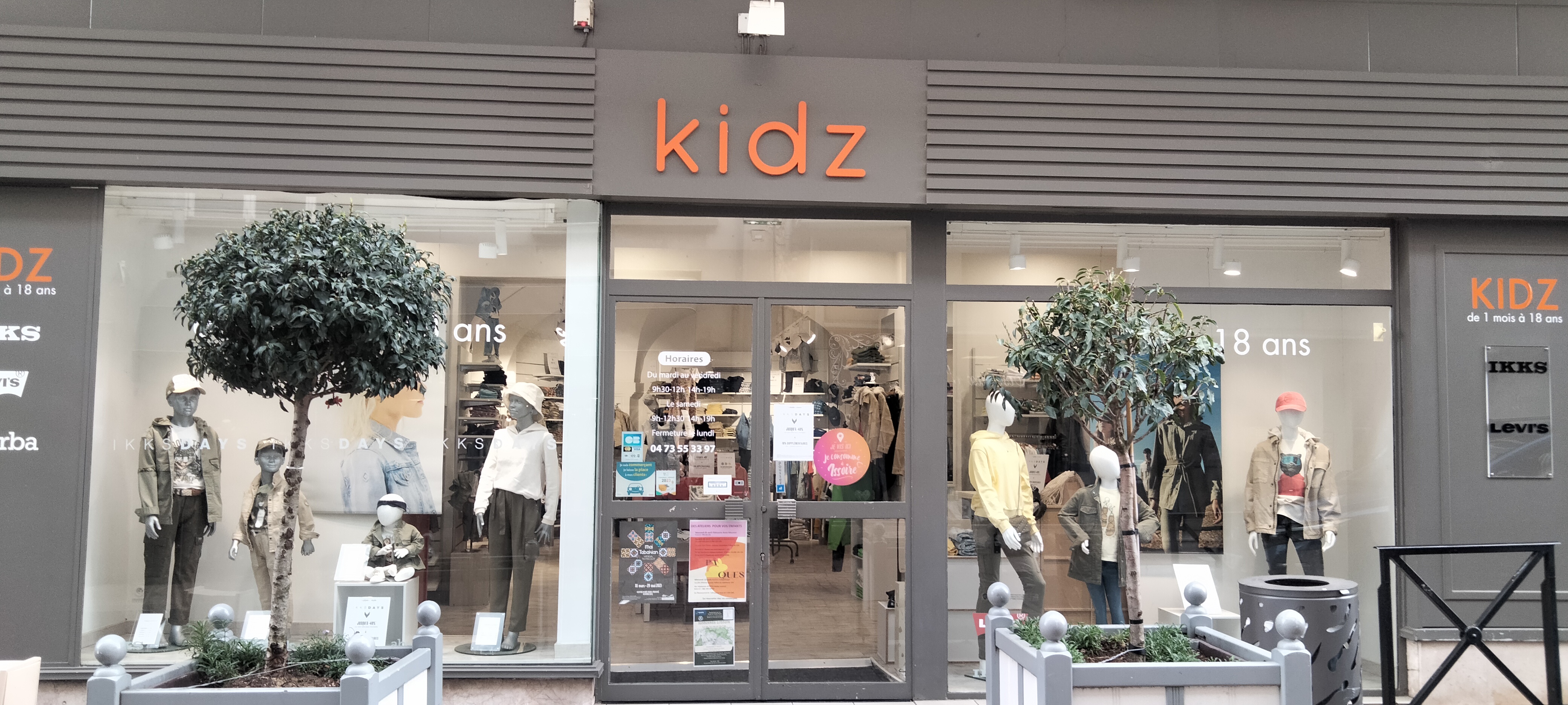 Cause retraite à vendre belle boutique pour enfants ( 3mois à 18 ans ) très bien située en centre ville d Issoire 
80 m2 de surface de vente
20m2 de réserve