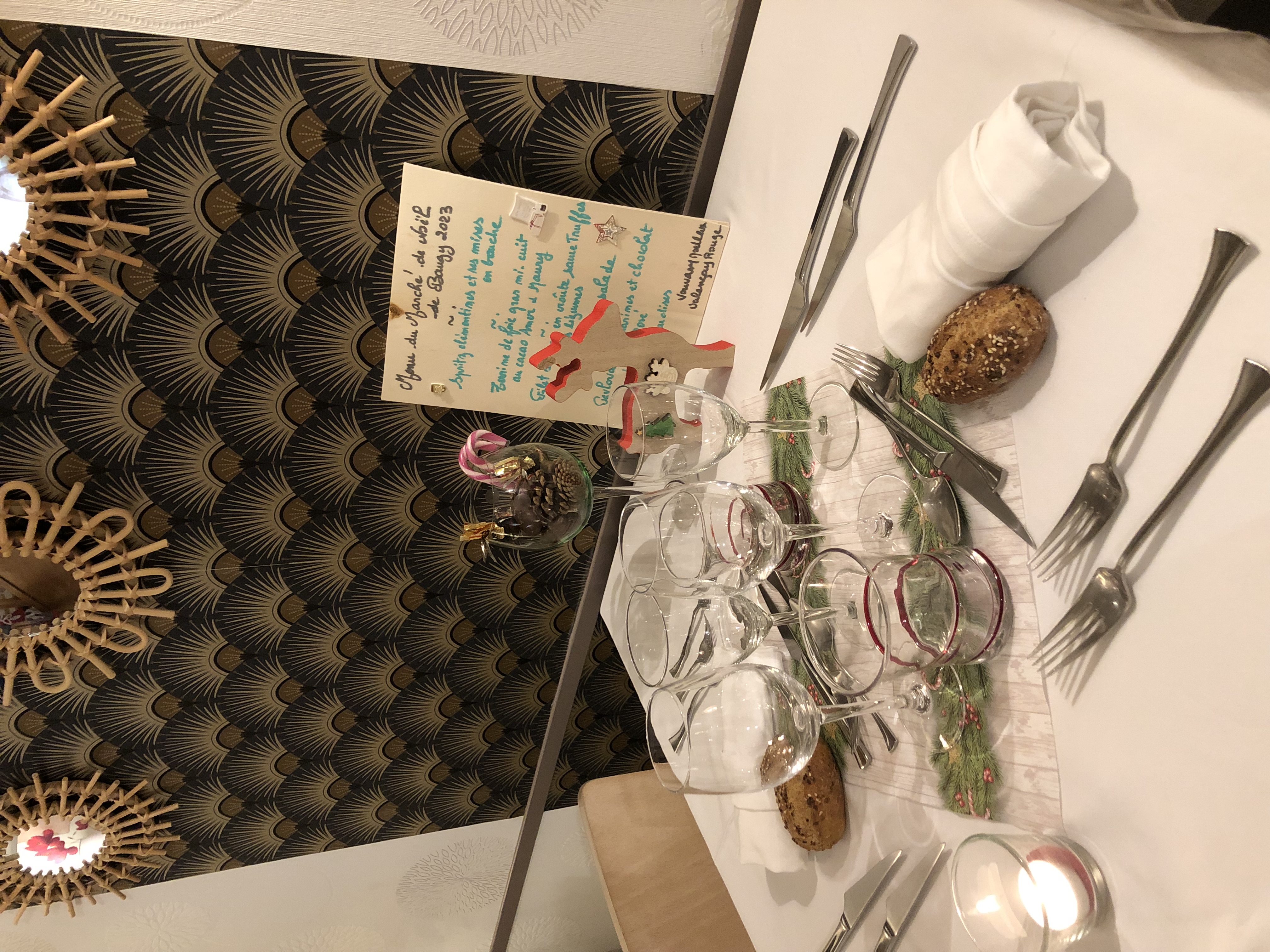 Restaurant dans le cher (18) 
Cuisine fonctionnelle ,aucun investissement à prévoir 
Salle accueillante et bien entretenue, prête à accueillir la clientèle sans aucun travaux 
Activité régulière : ouverture du mercredi au dimanche midi et samedi soir 
Portage de repas à domicile développé depuis le Covid 
Clientèle fidèle : habitants du secteur, entreprise , etc...
 Loyer modéré 1000€ par mois , logement attenant
Commune dynamique, association des commerçants active et bon esprit de coopération 

Pour tout renseignement , n'hésitez pas à nous contacter