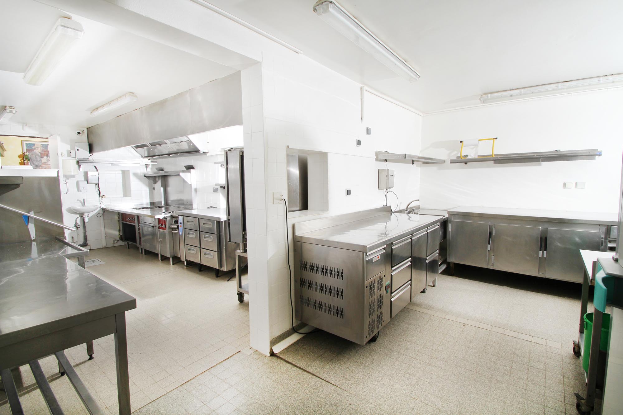 Osez le changement de vie : reprenez un restaurant renommé en Drôme provençale.

À vendre, fonds de commerce d’un restaurant réputé à moins de 10 km de Nyons, au cœur de la Drôme provençale. Une opportunité rare pour jeunes restaurateurs ambitieux ou porteurs de projet en quête de sens : conjuguer cuisine créative, art de vivre à la campagne et aventure entrepreneuriale. Cadre naturel exceptionnel, clientèle fidèle, réputation solide, et un lieu plein de charme avec possibilité d’habitation sur place. Tout est prêt pour écrire une nouvelle page ! 

L’établissement propose : 
- 156 m² de surface intérieure, avec deux salles climatisées (45 à 50 couverts) 
- Terrasse couverte de 94 m² sous les canisses, à l’ombre des oliviers, accueillant jusqu’à 80 couverts 
- Cuisine professionnelle parfaitement équipée, avec des postes bien organisés 
- Etage de 100 m² à aménager selon vos besoins : logement de fonction, hébergement saisonnier, bureaux ou réserve 
- Parking gratuit attenant 
- Activité annuelle grâce au climat et au tourisme
Le tout sur un terrain paysagé de 1 450 m², facile à entretenir, entre Alpes et Provence.