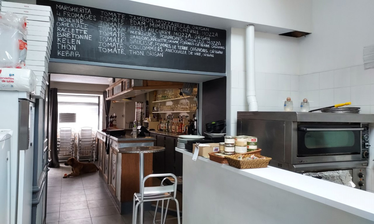 Bonjour.
Location sur une période d'essai d'une année en vu de la création d'un fond de commerce: un espace bar (licence IV) , un espace restauration tout équipé plus un logement en duplex: Une chambre, une salle de bain équipée et un salon le tout meublé.
Terrasse et places de parking gratuite.
Petit village à 30 mns de Rennes, 15 mns de Redon et 40 mns de Vannes.
Idéal pour un couple désirant développer une activité plus importante.
Fort Potentiel .
Plus de renseignements par Email.
Cdl