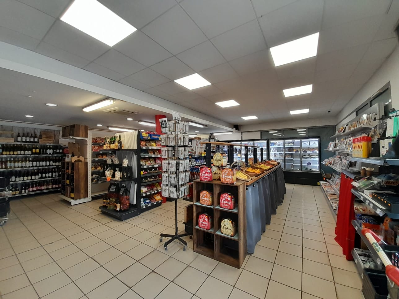 Opportunité rare : Fonds de commerce Vival à céder, situé dans un village dynamique à proximité de Saintes, avec plus de 1000 habitants et de nouvelles constructions en cours. Le seul commerce du village, idéalement placé avec 15 places de parking devant et un parking arrière.

 Surface : 110 m²
 Prix de vente : 150 000 €
 Chiffre d'affaires TTC : 297 278 €
 Commission annuelle : 58 000 €
 Bail commercial 3/6/9 signé il y a 4 ans (bail privé)
 Travaux récents : Vitrines neuves, équipements froids et négatifs installés en 2021
 Aucun travaux à prévoir
 Loyer annuel : 12 432 €

 Services proposés :
Française des Jeux
Tabac
Presse
Gaz
Timbres
Café
Dépôt de pain

 Commerces et services à proximité :
Cabinet infirmier
Coiffeuse
Bar et restaurant

 Vie locale :
École maternelle et primaire dans la commune
Collège et lycée à Saintes

 Horaires d'ouverture :
Lundi à vendredi : 07h00 – 12h30 / 15h30 – 19h30
Samedi & dimanche : 08h00 – 12h30