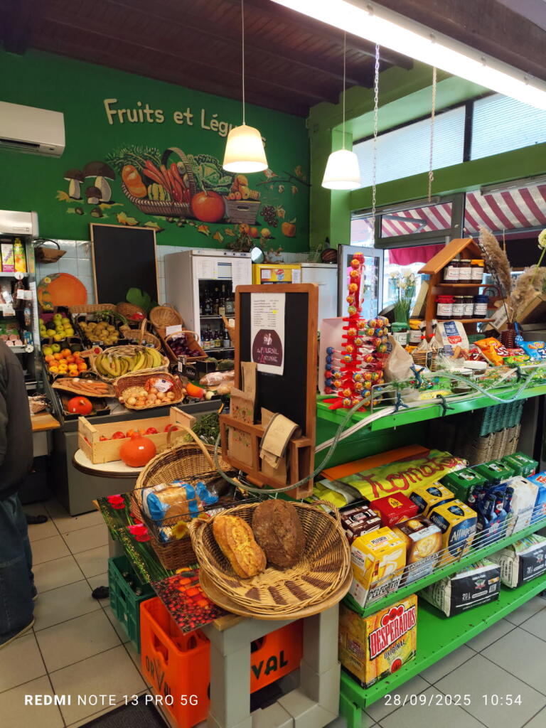 Situé à Trélissac (24750), ce fonds de commerce bénéficie d'un emplacement idéal pour une activité de commerce alimentaire/épicerie.

La ville offre un environnement dynamique et attractif pour ce type de commerce, avec une clientèle variée et un bon flux de passage.
De plus, la présence de places de parking constitue des atouts majeurs pour la clientèle.

Le fonds de commerce est réparti sur 70 m², offrant un espace fonctionnel pour l'exploitation d'une activité d'alimentation, une arrière-cuisine pour une éventuelle préparation de plats à emporter, un WC, un espace de stockage.

Avec la cession du bail, ce local commercial est prêt à accueillir un repreneur proposant des produits frais, primeurs, cave et articles de première nécessité.
Les activités autorisées sont exclusivement liées à l'alimentation.