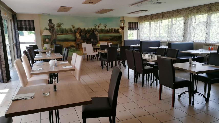 À vendre, Restaurant traditionnel située sur la Commune de Toulonjac (Aveyron) à proximité de Villefranche-de-Rouergue et du département du Lot. 

Ce bien immobilier se compose d’une propriété construite en 1995, développant une surface totale de 310 m² avec appartement de fonction de 80 m² attenant. Implantée sur un terrain arboré de 2 600 m². Il bénéficie d’un grand parking privatif offrant 10 places de stationnement, complété par un vaste parking communal situé à proximité immédiate. L’ensemble est de plain-pied et ne nécessite aucun travaux.

L’espace professionnel comprend une salle de réception pouvant accueillir 50 couverts, une cuisine entièrement équipée, un espace plonge, un espace dédié aux desserts, ainsi qu’un grand bar disposant d’un espace indépendant de la salle. Deux WC sont à disposition, dont un conforme aux normes PMR. Une terrasse extérieure permet également l’accueil de plus de 50 couverts supplémentaires.

L’appartement de fonction de 80 m² complète le bien. Il se compose d’un grand salon/salle à manger, de deux chambres, WC, salle de bain et dispose d’une agréable terrasse extérieure privative et jardin.

Nouveauté : installation récente de panneaux photovoltaïques d’une puissance de 19 kWc.

Labellisé Maître Restaurateur, il bénéficie d’une clientèle fidèle : professionnels en semaine et particuliers ou touristes le week-end.

Ouvert uniquement le midi du mardi au dimanche, ainsi que le samedi soir, avec 5 à 6 semaines de congés par an. Un choix de fonctionnement garantissant un bon équilibre de vie tout en assurant la rentabilité. 

À noter : le bar n’est pas exploité à ce jour.

Chiffre d’affaires :
•	2024 : 265 000 €
•	2023 : 248 000 €
•	2022 : 220 000 €

La vente comprend le fonds de commerce et les murs :
•	Murs : 310 000 €
•	Fonds de commerce : 65 000 €
•	Prix total murs + fonds : 375 000 € 

À titre informatif, la CCI de Rodez accompagne les repreneurs de commerces locaux et peut proposer des prêts à taux zéro.