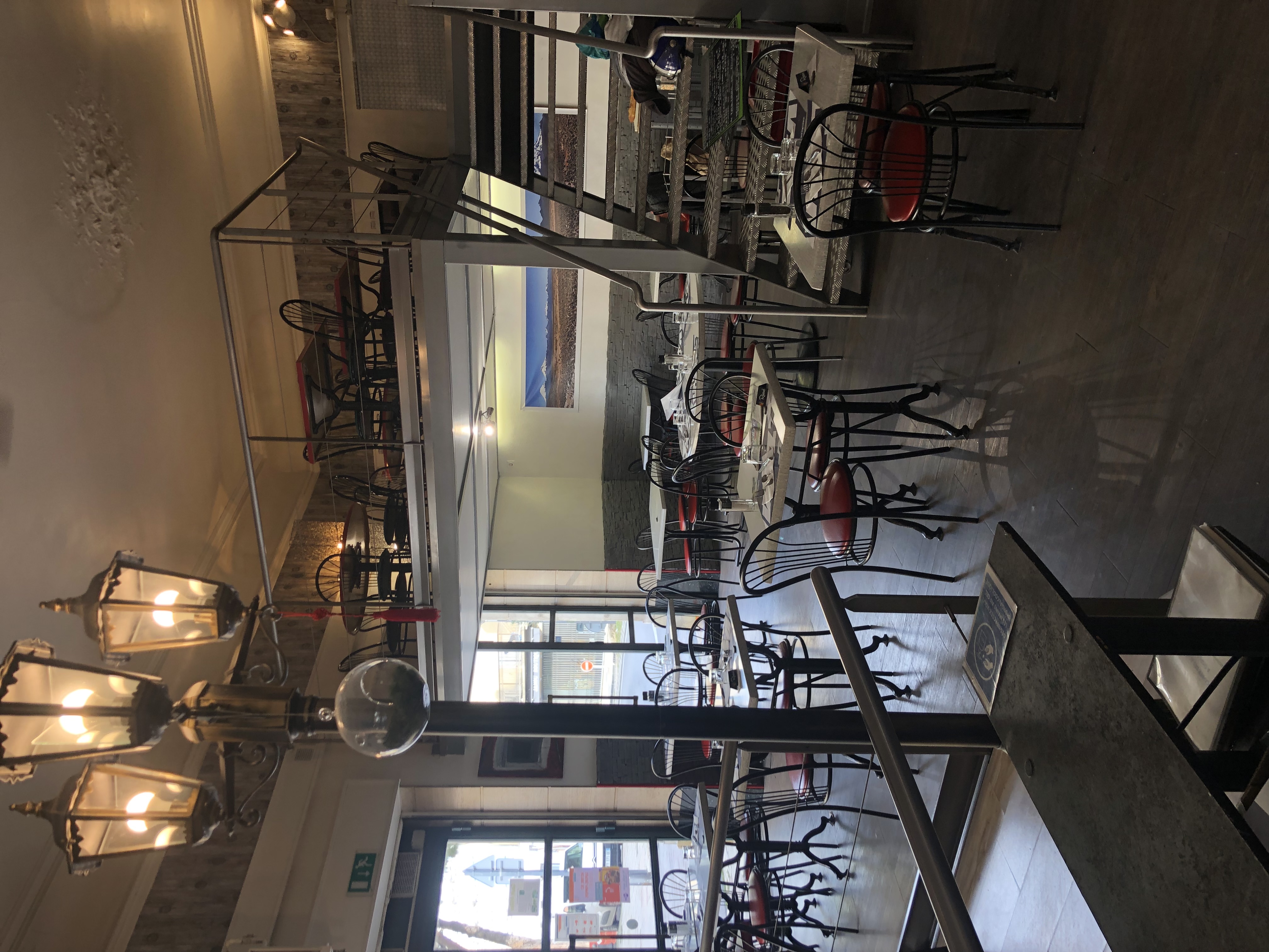 Vends fond de commerce . Restaurant du midi en plein centre de sorgues . Parking à proximité. Capacité 70 intérieur et 70 ou plus en terrasse . Possibilité d’ouverture le soir pour compléter son chiffre d’affaire