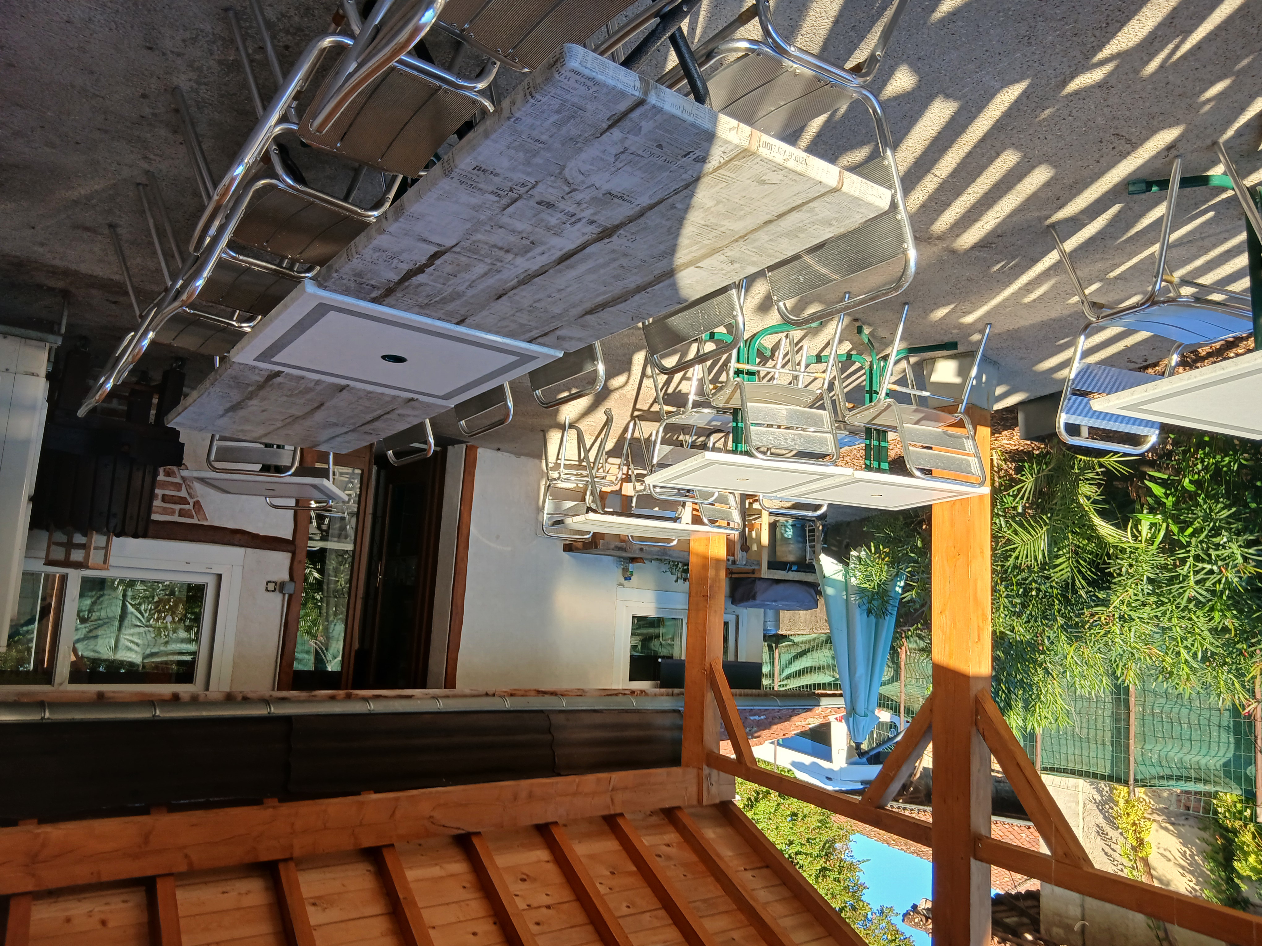 Bar, restaurant, pizzeria dans un village au calme à la limite du Jura et Saône et Loire , proche de plusieurs gros villages et autoroute.
Exploité depuis 26 ans
Clientèle locale principalement et tourisme en été.
Composé de 2 salles 40 couverts au RDC et 100 à l'étage.
2 terrasses 1 de 40 couverts et 1 de 20.
1 appartement de 100m2 environ (3 chambres). Piscine hors sol et terrain 500m2
Affaire idéale pour un couple , loyer modéré.