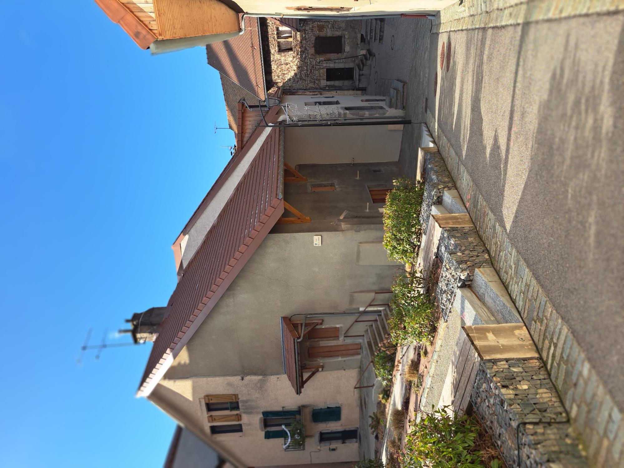 15 000€ le pas de porte ou 179 000€ pour les murs de cette boulangerie venant juste de cesser son activité, c'est ce que nous proposons à toute personne souhaitant trouver un juste équilibre entre qualité de vie et activité professionnelle. idealement située au coeur du village de Corps en bordure de la Route Napoléon avec parking a proximité et un vaste logement T5 au dessus. Le fournil est en partie équipée, le rachat de quelques éléments sera à prévoir. La commune est dotée d'une maison médicale avec 2 médecins, 2 kinés, 2 inirmières, une pharmace, une boucherie, une épicerie, un salon de coiffure, staion service, garagiste, une école maternelle et primaire, un ramassage scolaire pour le collège et le lycée,un village vacance conséquent. 
Le premier boulanger ce situé à 15km, la demande locale est importante et l'activité touristique aussi, de quoi réaliser un investissement sûr et rentable pour qui voudra s'en donner la peine.
pour plus d'information merci de vous rapprocher de notre conseiller en charge de cette affaire Monsieur Franck Tissot au zéro six vingt deux zéro quatre vingt neuf cinquante sept.