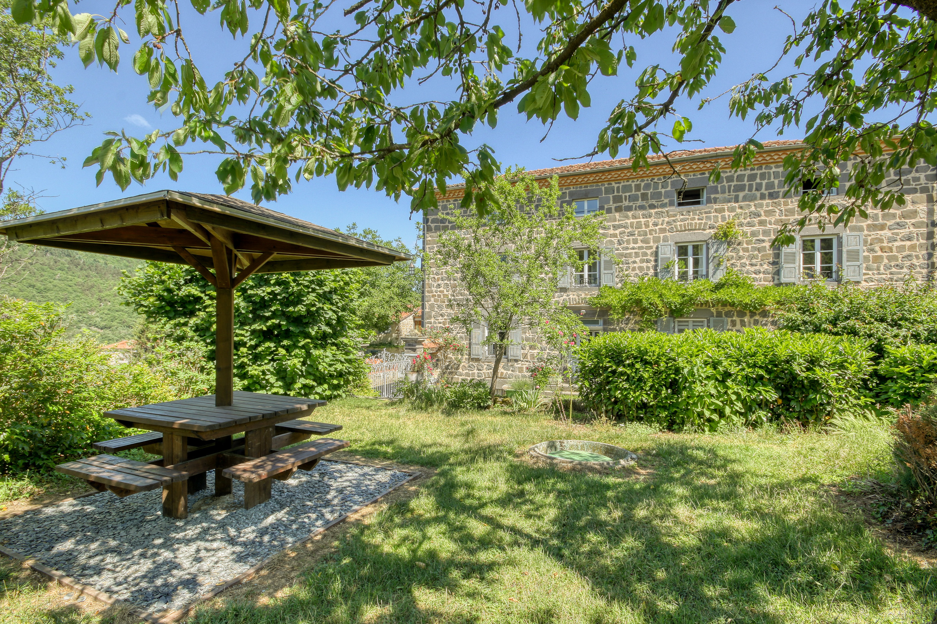En Auvergne, dans les gorges de l’Allier, aux teintes méridionales, dans le village pittoresque de Tapon, vends un fonds de commerce de chambres et table d’hôte.  
L’activité touristique saisonnière est dense d’avril à octobre, rythmée par des manifestations culturelles ou festives locales et par des lieux emblématiques (Brioude, ville d’artisanat d’art et de culture ; les Plus Beaux Villages de France de Lavoûte-Chilhac, Lavaudieu, Blesle), ou simplement par la baignade dans la rivière. Etape à mi chemin de la méditerranée pour les clientèles touristiques d'Europe du  nord.
Les 5 chambres (13 personnes maximum, dont 2 chb familiales, tout confort SDB, WC, wifi) et la table d'hôte sont confortablement aménagées dans une grande maison typique en pierre locale, à deux pas de la rivière Allier, bien connue pour les sports d’eau vive et pour les randonnées nature pédestre, cyclo, équestre... Nombreux circuits de randonnées. Un grand jardin clos planté d'arbres fruitiers, parking privé, local à vélos, l'ensemble est au calme pour des séjours de détente de courte ou longue durée. Voir le site : https://www.lesjardinsanna.com/fr 
Affaire idéale pour une reconversion ou pour une fin de carrière professionnelle.
CA 2024 : environ 62 800 € annuel - EBE : 16 300 €
Prix du fonds de commerce 61 000 € - Loyer des murs annuel : 9 900 € TTC (8 250 € HT) - cautions en sus : 20 000 € remboursable sur 3 ans + 1 600 €.
Contact : CCI DE LA HAUTE-LOIRE - Nicole BARDAKOFF - Tél :  04 71 09 90 00 ou 04 71 50 88 01 (ligne directe) - mail : n.bardakoff@hauteloire.cci.fr