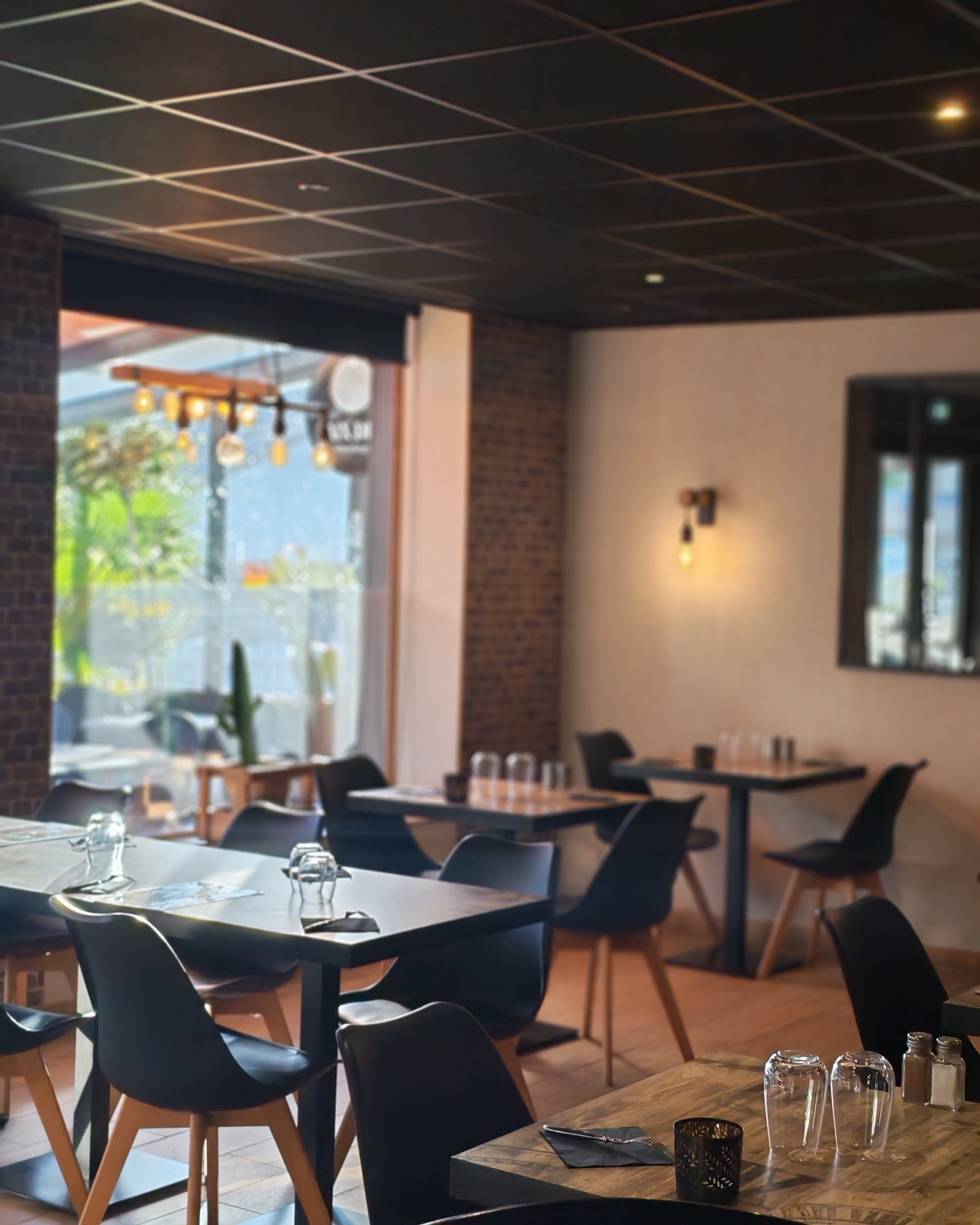 À vendre rapidement pour cause de santé (maladie professionnelle), fonds de commerce d'un bar-restaurant pizzeria glacier traditionnel d’angle, idéalement situé à 200 mètres de la plage dans une station balnéaire familiale et dynamique. Bénéficie d’un emplacement privilégié dans une station réputée du Morbihan Sud
Locaux en excellent état, sans travaux à prévoir.
Licence VI
Fermeture annuelle de 3 mois
Fonctionnement en équipe réduite hors saison. (Uniquement les gérants)
Possibilité de Logement T3 en supp.
Les atouts majeurs
Emplacement recherché à 200 m de la plage.
Clientèle mixte locale et touristique, fidélisée.
Établissement clé en main, bien entretenu.
Potentiel de développement (horaires, communication, carte…)
Cadre de vie préservé avec fermeture hivernale
• Capacité (80 places assises) : Configuration idéale avec 40 places en salle intérieure et 40 places extérieures réparties sur une terrasse privée et une terrasse sur le domaine public.
•  Financières : Très petit loyer de 1500 € /mois TTC + 50€ d'eau, idéal pour sécuriser votre projet.
• Clé en main & Prêt à l’emploi : Aucun travaux à prévoir. Matériel de cuisine impeccable et aux normes, mobilier complet (salle et terrasses) inclus. Vous tournez la clé et vous encaissez dès le premier jour.
• Potentiel : Affaire saine, actuellement sous-exploitée en raison de la situation de santé des dirigeants. Très fort levier de croissance pour un couple de professionnels ou des associés (gros potentiel limonade, glaces, crêpe , gaufres après-midi et saison estivale complète).
Dossier comptable complet (bilans, bail commercial) disponible uniquement après un premier échange téléphonique qualifié et justification d'un apport personnel suffisant. Curieux et agences s'abstenir.
