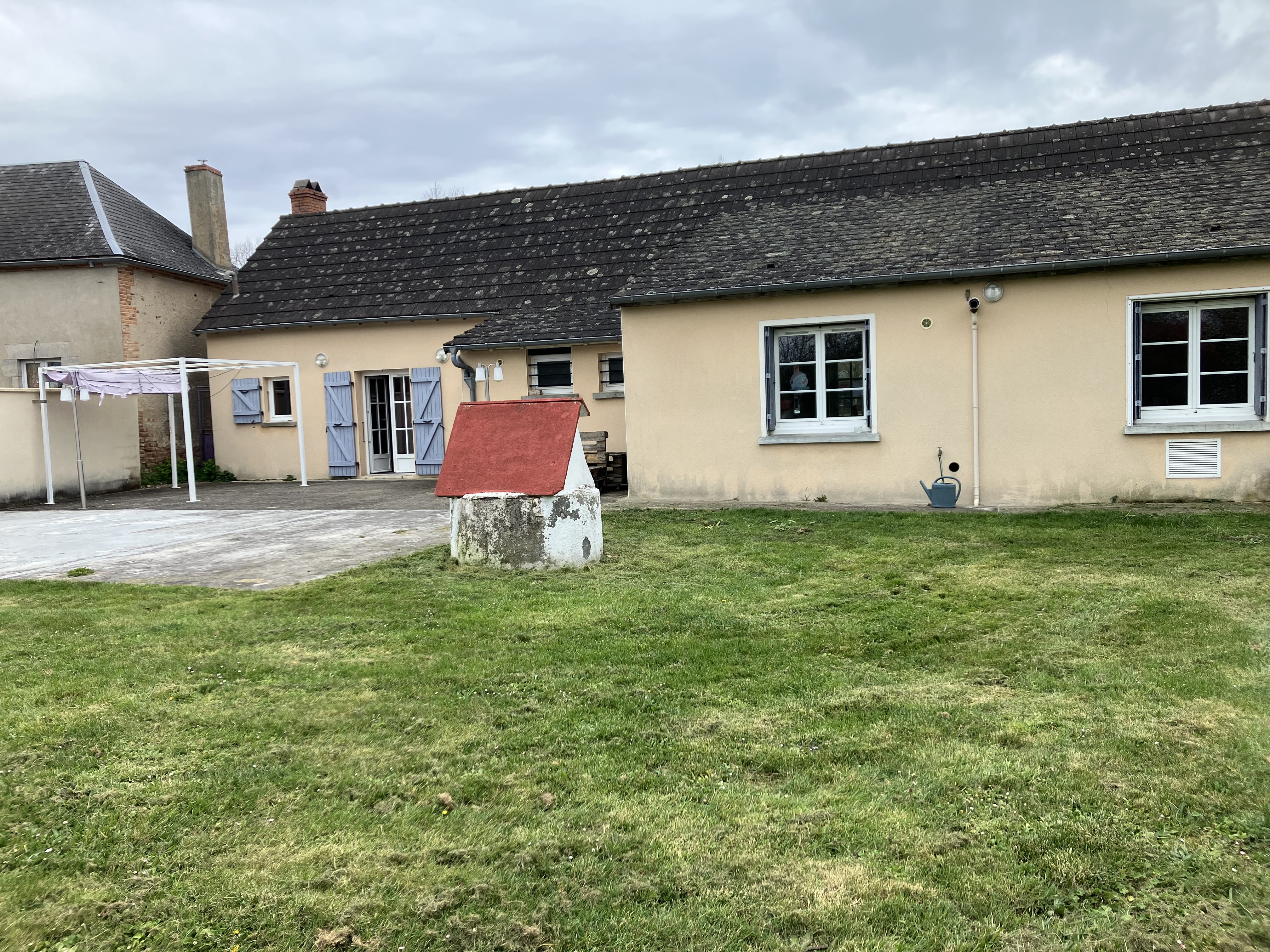 Bail commercial.

Bar restaurant situé à une quinzaine de kilomètres de Moulins-Sur-Allier (03).
A  proximité de la Route Nationale 7 et de l'Arborétum de Balaine.

- Cuisine fonctionnelle
- Licence IV 


Repreneur souhaitant un local prêt à exploiter.

Salle du bar 26,72 m2
Salle du restaurant 45,00 m2.
Terrasse extérieure

Loyer 489 €