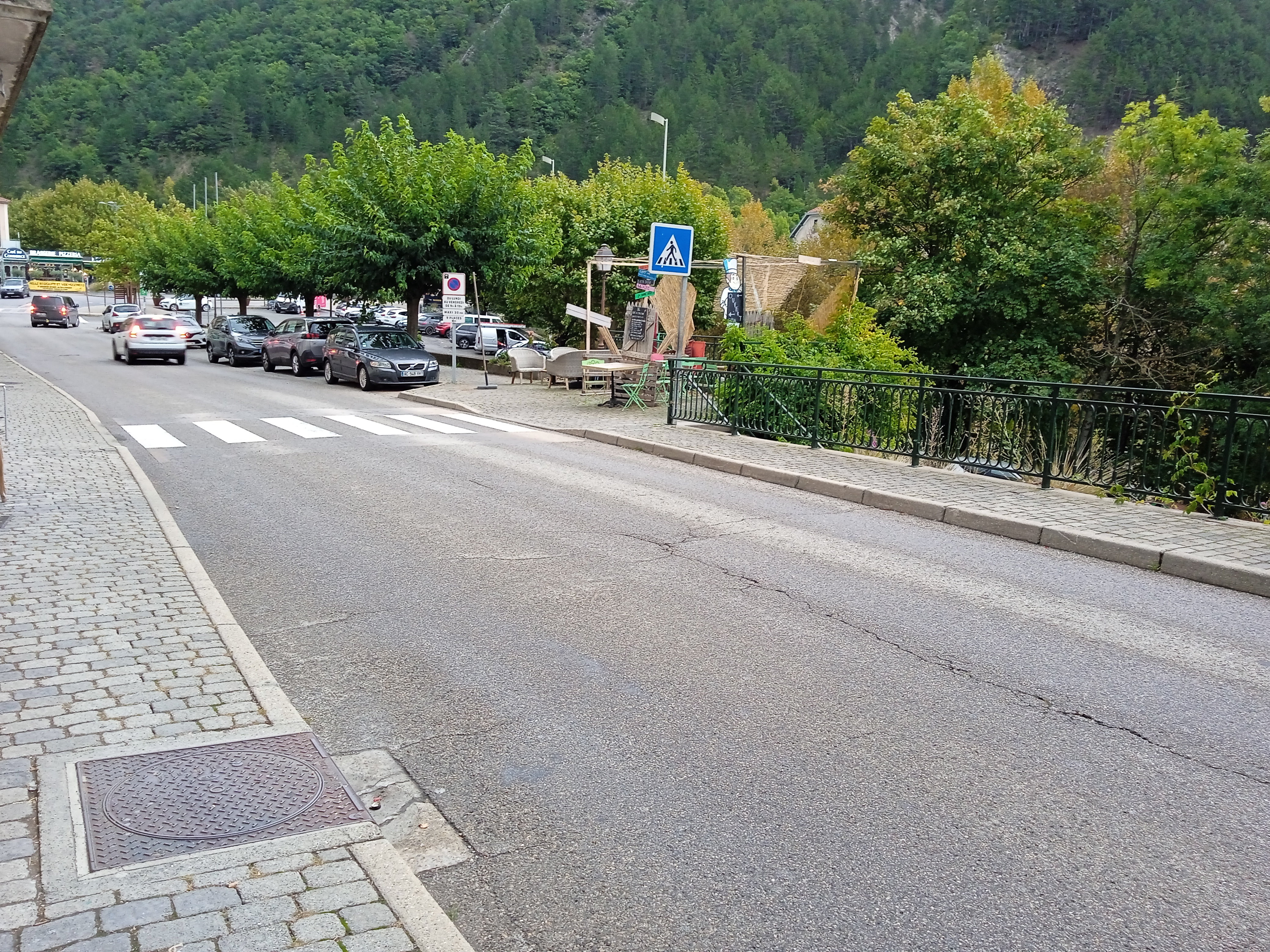 Nous proposons ce très joli local de 33m² entièrement refait à neuf. Il dispose aussi d'un wc avec lavabo. 
Le loyer est très avantageux et vous profitez du dispositif
"Mon Projet de Boutique". Financé par le Conseil Régional, BPI et la Communauté de Communes du Sisteronais Buech, ce dispositif vise à dynamiser les coeurs de ville et de villages du territoire en favorisant l'implantation de nouveaux commerces au sein de locaux vacants.
Contactez-nous pour candidater et proposer votre projet  !