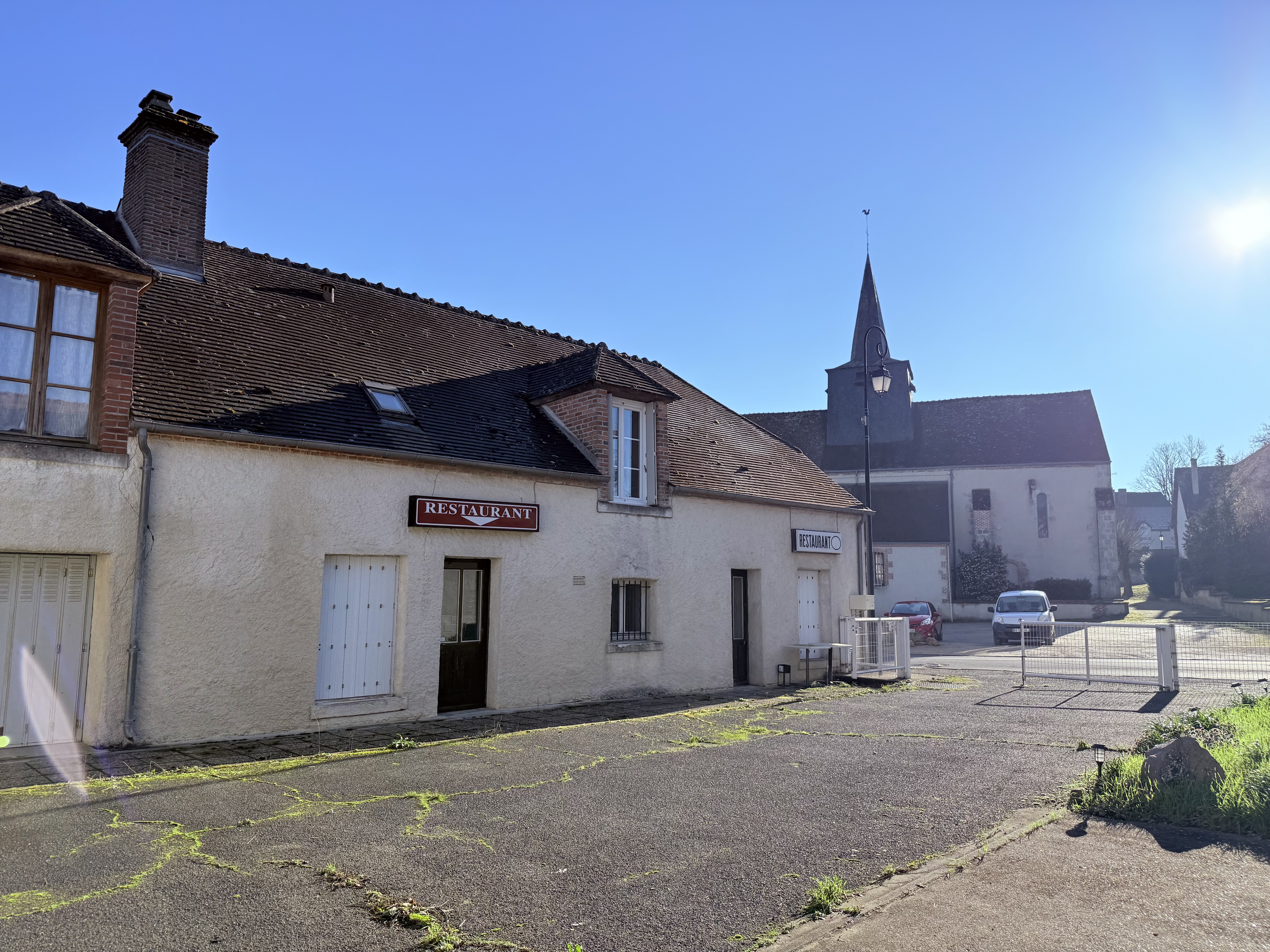 Vous rêvez de gérer votre propre restaurant-bar et de dynamiser un village ? Saint-Aignan-le-Jaillard (Loiret, Centre-Val de Loire) recherche son nouvel exploitant pour relancer son restaurant-bar avec Licence IV, unique commerce du village. Un établissement prêt à fonctionner, avec logement inclus et un fort potentiel de développement !

🔹 📍 Un cadre idéal pour réussir

✅ Emplacement stratégique en bordure de la D951, 2 000 véhicules/jour
✅ Proche d’une ville de 5 000 habitants et de plusieurs industries
✅ À proximité de la Loire à Vélo (75 000 cyclotouristes/an)
✅ Nombreuses propriétés de chasse et potentiel pour une activité traiteur

🔹 🍴 Un restaurant prêt à reprendre

✅ Capacité de 50 à 60 couverts, 3 salles et grande terrasse goudronnée
✅ Cuisine équipée (matériel 2023) et bar rénové
✅ Licence IV incluse
✅ Logement de 4 pièces compris dans le bail

🔹 🚀 Une opportunité unique pour un projet dynamique

✅ Clientèle locale et de passage à capter
✅ Possibilité de développer des services complémentaires (épicerie, dépôt de pain, relais colis, événements…)
✅ Soutien de la municipalité pour un projet sérieux et structuré

💼 📑 Conditions

📜 Bail commercial 3/6/9
💶 Loyer attractif : 600 €/mois (logement inclus)
🔒 Dépôt de garantie : 3 mois
💰 Droit au bail : 0 €

📩 Rejoignez l’aventure !

📧 st-aignan_mairie@orange.fr
📞 02 38 36 26 07

📢 Envie de changer de vie ? De vous lancer dans un projet qui a du sens ? Ce restaurant vous attend ! 🚀

🔄 À partager !