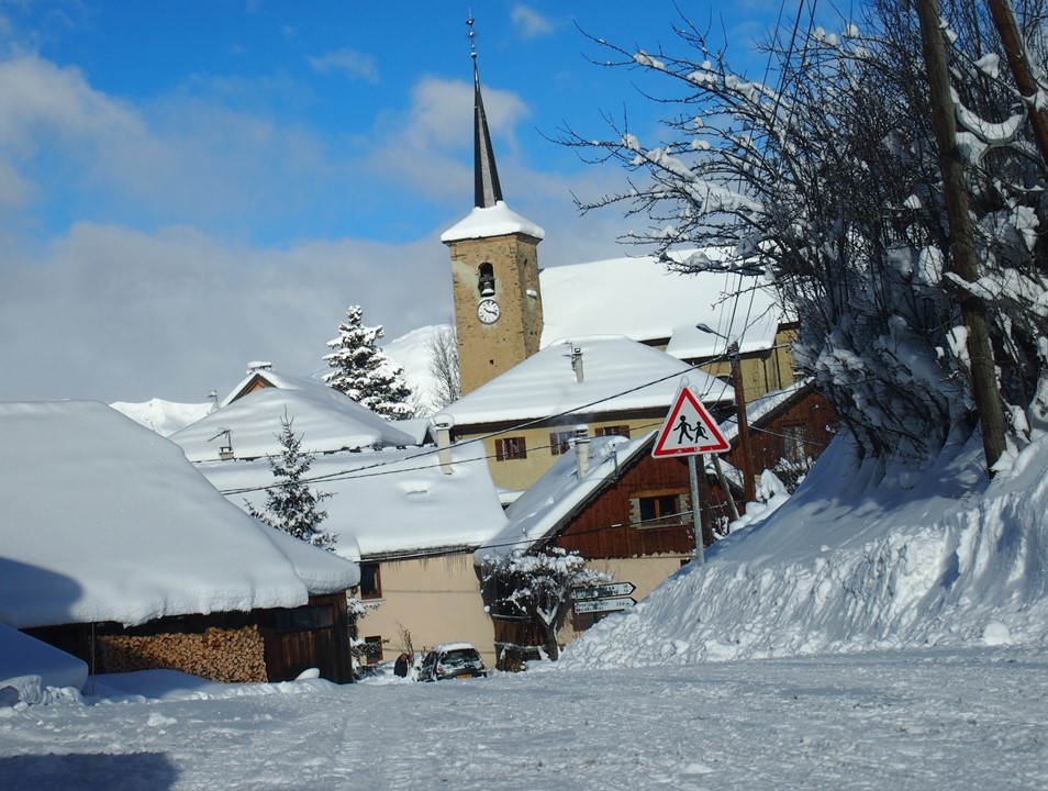 La commune d'Albiez le Jeune (Maurienne, 1350m d'altitude) crée dans son ancien presbytère un gîte d'étape (15 couchages), bar, restaurant.
Albiez le Jeune est une étape du Tour des Aiguilles d'Arves et du Tour Arvan-Villards. La fréquentation touristique se compose en été de randonneurs et cyclistes (col de la Confrérie), en hiver, d'amateurs de raquettes ou de skieurs ; et bien sûr toute l'année des habitants du village (150 personnes et environ 400 en haute saison).
La mise en gérance se fera à travers une concession de service.
L'ouverture est prévue au début du printemps 2026.
Le dossier de candidature est à télécharger sur le site : https://ledauphine.marchespublics-eurolegales.com/