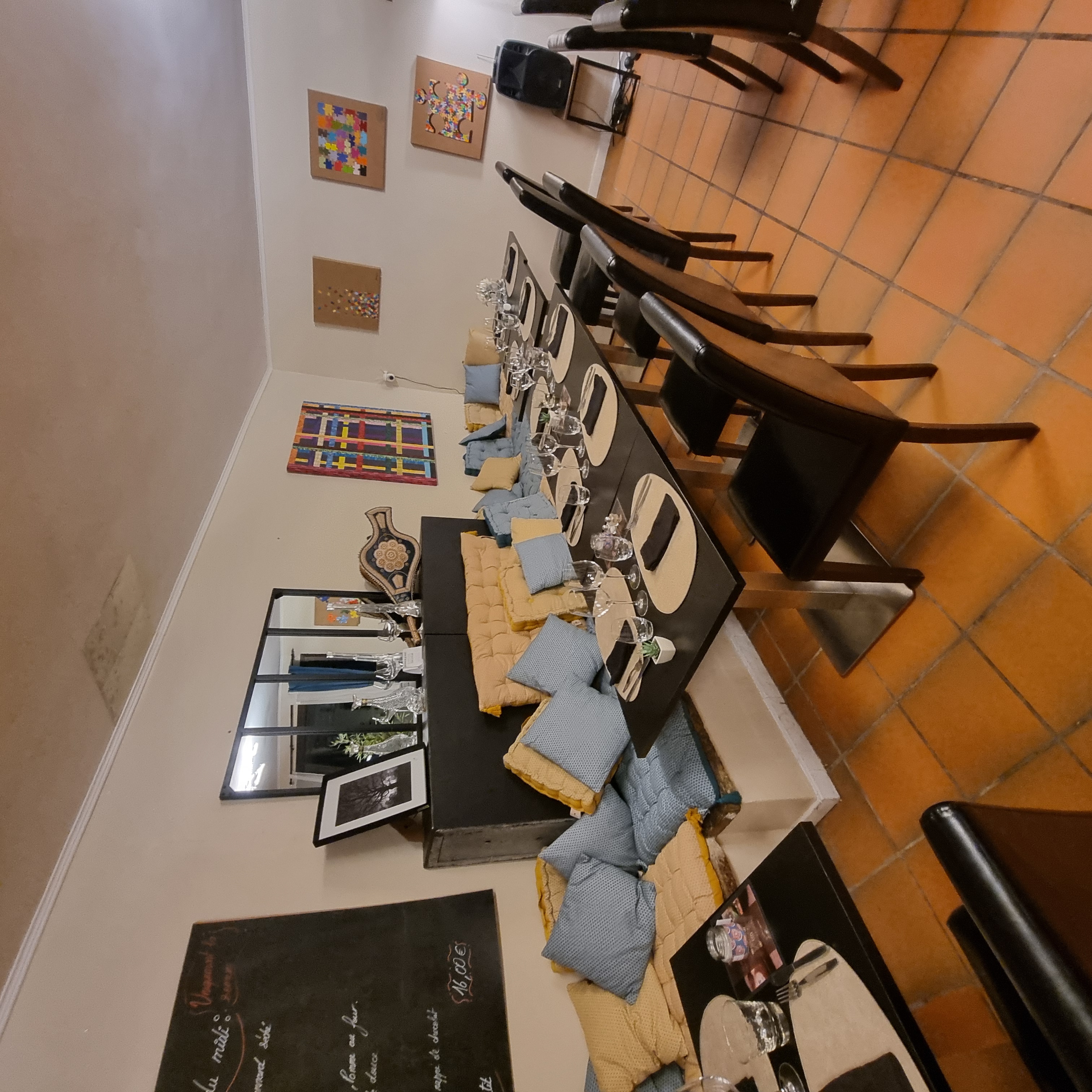 **À vendre : Restaurant idéal pour jeune couple dynamique !**

Nous mettons en vente notre charmant restaurant situé dans un cadre agréable, au prix de **180 000 €**. Cet établissement, apprécié par une clientèle fidèle et régulière, dispose d'un carnet de réservation complet jusqu'à la fin de l'année. C'est une opportunité rare pour un couple motivé souhaitant se lancer dans une aventure passionnante !

Le restaurant est composé de deux espaces distincts :  
- **Première salle** : une ambiance conviviale avec un bar et un espace découpe à pain, pouvant accueillir entre **30 et 40 couverts**.  
- **Deuxième salle** : plus intimiste, avec un salon et un espace privatisé, parfait pour des réunions d'entreprise, avec une capacité de **20 à 30 couverts**.

**La cuisine est entièrement équipée** pour répondre aux exigences des professionnels :  
- Équaplane, four-mixte, bain marie, étuve, réfrigérateur, congélateur, robots, et matériel divers.  
- Plonge équipée d'un lave-vaisselle.  

**Le bar** comprend également :  
- Lave-vaisselle, machine à laver, machine à café, et autres équipements indispensables.

Ce restaurant est une occasion unique pour un jeune couple désireux de perpétuer une entreprise florissante, dans une ambiance chaleureuse et accueillante.  

**Pour plus d'informations ou pour visiter, contactez-nous dès maintenant !**
0611698118