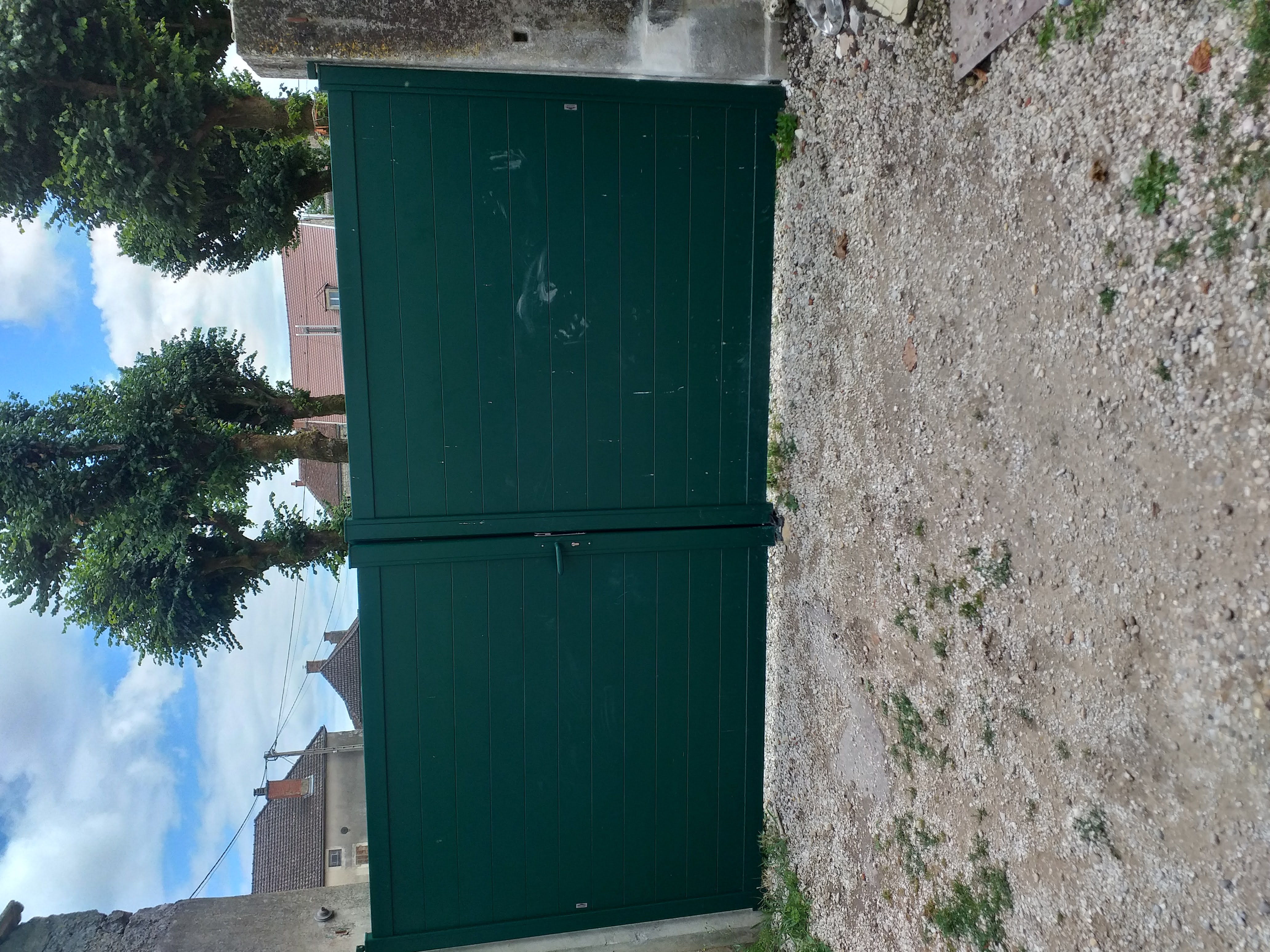 a vendre fonds de commerce +murs et maison d'habitation 
pour cause de santé
Bon chiffre d affaires
Axe très passager
Village dynamique