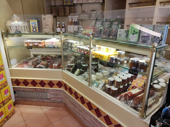 CEDE BOUTIQUE DE EPICERIE FINE, SOUVENIRS, VINS ET PRODUITS CATALANS, service de TAPAS en terrasse, café, limonade, vin, sangria, glaces. PYRENEES ORIENTALES dans une station thermale et touristiques à forte fréquentation. Emplacement prémium sur une place piétonne pour cette boutique d’une superficie de 25 m². Vitrine linéaire de 3m. Terrasse extérieure de 50 places en droit de voirie pour un montant de 840€ à l’année. Entourée de nombreux commerces et d’une rue à forte chalandise idéalement placé sur une des places centrales de ce village. De nombreuses places de parking public à proximité. Le loyer est modéré pour un montant de 715€ par mois. Le futur acquéreur pourra prétendre à une participation de la mairie pour la prise en charge de 50% du loyer sur une durée de 2 ans. Pas de travaux à prévoir. Bail tous commerces. Ce commerce est ouvert 8 mois dans l’année du lundi au jeudi de 9h30 à 12h30 et de 15h à 18h. Service du midi seulement. Fermeture annuelle du 01/12 au 01/04. Ticket moyen 18€/20€. Clientèle locale et touristique.

Vente en fonds de commerce 23000€ + Stock à définir.