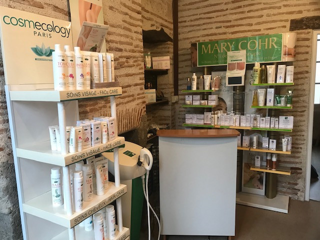Situé dans le centre du Lot-et-Garonne, l?institut de beauté est implanté dans le bourg d?un chef-lieu de canton, commercialement bien situé en bordure d?une des places principales. Proche de parkings, il offre un accès facile.
Parfait pour une professionnelle qui souhaite démarrer dans un institut clé en main.
Produits et prestations MARY COHR.
Le local est composé d?un sas d?entrée, d?un espace accueil avec point de vente, une cabine de soins, une cabine épilation, une douche et de deux pièces avec possibilité de développement. Le matériel est complet et en bon état. Pas de salarié.
Les murs sont loués 304? mensuel. Surface totale 55 m²
Le fonds est vendu 19 500 ?, négociable dans la limite du raisonnable.
Pour visites ou renseignements, contacter le 06.75.77.79.11