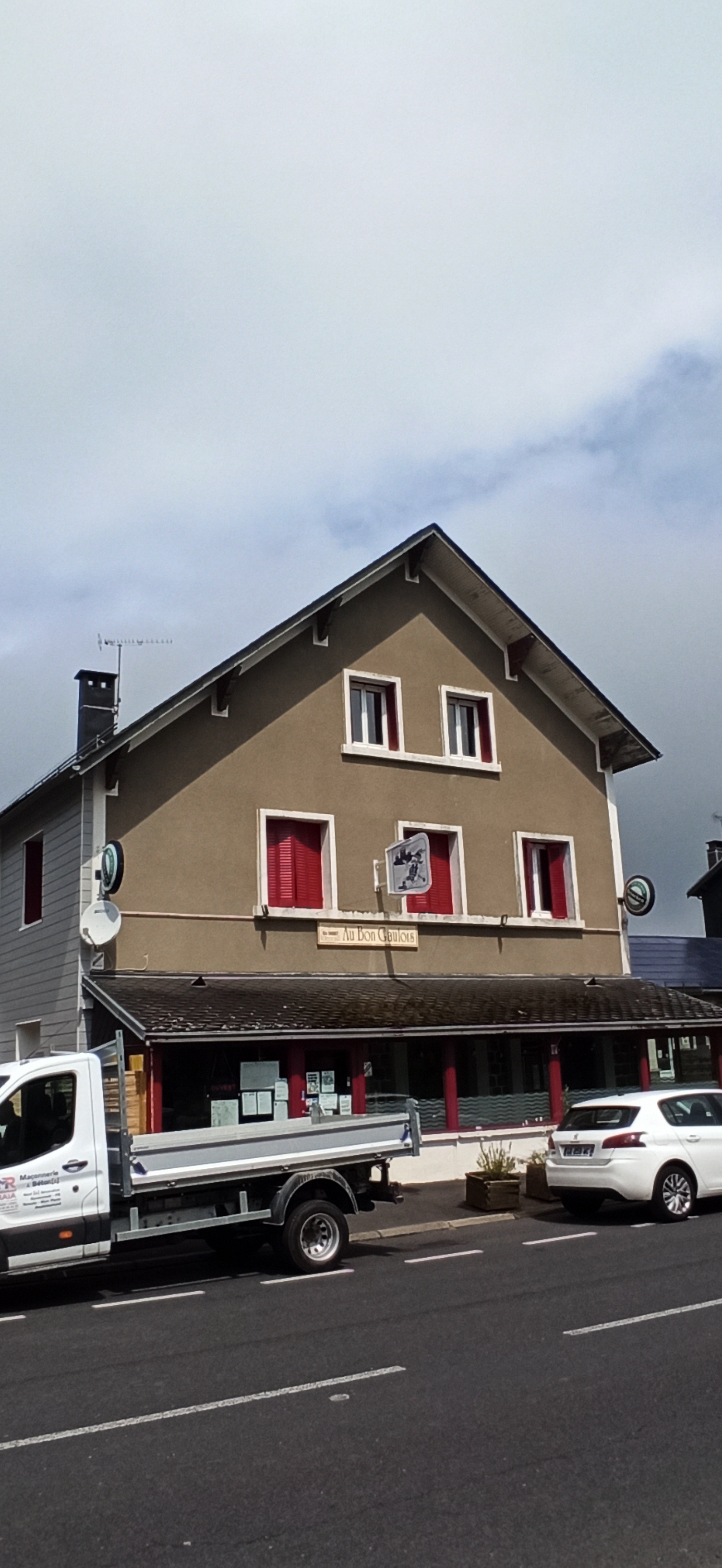 Le commerce est situé sur la commune de Saint-Julien-Puy Lavèze, au lieu-dit La Gare de Laqueuille, sur le département du Puy-de-Dôme.

Le multiple rural, a été aménagé en 2004 par la collectivité. Les murs sont aujourd’hui propriété de la mairie de Saint Julien Puy Lavèze, qui effectue régulièrement des travaux d’entretien du bâtiment.

Le multiple rural « Au bon Gaulois » cherche aujourd’hui un repreneur. Les exploitants actuels sont les troisièmes depuis les 20 ans d’existence de ce bar restaurant, connu de tous localement. La vente du fonds de commerce a pour cause des raisons familiales.

Ce multiple rural composé d'un commerce et d'un grand logement est idéalement situé puisqu'à proximité immédiate de l'échangeur de l'A89 (sortie 25: Mont-Dore/Bourboule). Le multiple est donc situé sur un axe touristique, très emprunté pour se rendre dans le massif du Sancy. Véritable clientèle existante.

L'offre est constituée :

>>> D’un commerce en RDC.

Le commerce se compose d'une grande salle de bar/restaurant. Capacité : 30/35 couverts. Licence IV comprise dans le fonds de commerce. Possibilité d'aménager un coin presse, épicerie, produits régionaux etc. De la salle de restaurant, accès à un WC/douche aux normes d'accessibilité.
La salle de restaurant est complétée par une véranda accueillant quelques tables supplémentaires.
Derrière la salle de restaurant, cuisine aux normes avec tout le matériel nécessaire (bon état général). Présence également d'une réserve accessible par une entrée séparée.

Sur le côté du bâtiment, une terrasse, très appréciée de la clientèle en saison estivale, a été aménagée récemment permettant d’accueillir une vingtaine de couverts supplémentaires.

>> D’un logement de type F5 en R+1 et R+2

Le logement est accessible par une entrée/hall dissociée de celle du commerce. Au premier étage, deux chambres, un bureau, une salle de bain, une cuisine et un grand séjour.
Au deuxième étage se trouvent 4 chambres, une salle de bain (douche + toilettes) et des rangements.

Le chauffage du bâtiment est assuré par un réseau de chaleur avec le bâtiment de la crèche intercommunale voisin (via une chaudière à granulés).

Les loyers demandés sont les suivants :
- commerce : 940 € TTC (charges de chauffage comprises)
- logement : 570 € (charges de chauffage comprises)

Le fonds de commerce est vendu à 40 000 €

LE TERRITOIRE
La commune de Saint Julien Puy Lavèze, située dans le Puy-de-Dôme, a la particularité d'être tournée à la fois vers les régions naturelles des Combrailles et du Sancy.
La commune s’étend sur 29,1 km² et compte 362 habitants depuis le dernier recensement de la population. Avec une densité de 12,7 habitants par km², Saint-Julien-Puy-Lavèze enregistre un maintien de sa population depuis une décennie. La sortie 25 “Saint-Julien-Sancy” de L’autoroute A89 reliant Bordeaux à Lyon; permet aux nombreux visiteurs de  venir découvrir les magnifiques paysages de ce territoire.
Entre 794 et 978 mètres d’altitude, la commune est située sur deux bassins versants. Les ruisseaux alimentent côté ouest la Dordogne et coté est la Sioule.
La commune est en bordure du parc naturel régional des Volcans d’Auvergne et à proximité de sites touristiques majeurs : la chaine des Puys faille de Limagne classée au patrimoine de l’Unesco, le massif du Sancy et ses stations de ski, la basilique d’Orcival, etc.
Le village de La Gare de Laqueuille, où se situe le multiple rural, dispose de plusieurs commerces et activités artisanales. Il est par ailleurs situé à 8 km du village de Saint Sauves qui dispose d'un tissu artisanal et commercial bien développé, et notamment de tous les commerces alimentaires nécessaires (boulangeries, boucherie, épicerie, …). Le bourg de Saint Sauves dispose également de nombreux services publics et services de santé.
Enfin, La Gare de Laqueuille est située à 11 km de la Bourboule et de ses nombreux commerces et activités (trois grandes surfaces, stations de carburant, cinéma, piscine, thermes...)
La commune de Saint Julien Puy Lavèze est située en Zone de Revitalisation Rurale (ZRR) permettant ainsi aux entreprises de ces territoires de bénéficier d’avantages fiscaux conséquents (exonérations temporaires de taxe professionnelle).
Le bourg de La Gare de Laqueuille est particulièrement bien desservi avec :
	la présence d'une gare routière
	la proximité immédiate de l'A89 (sortie 25)
	la proximité de la métropole régionale Clermont-Ferrand (40 minutes).
A noter que la commune de Saint-Julien-Puy-Lavèze dispose d'une école primaire et d’une crèche intercommunale.