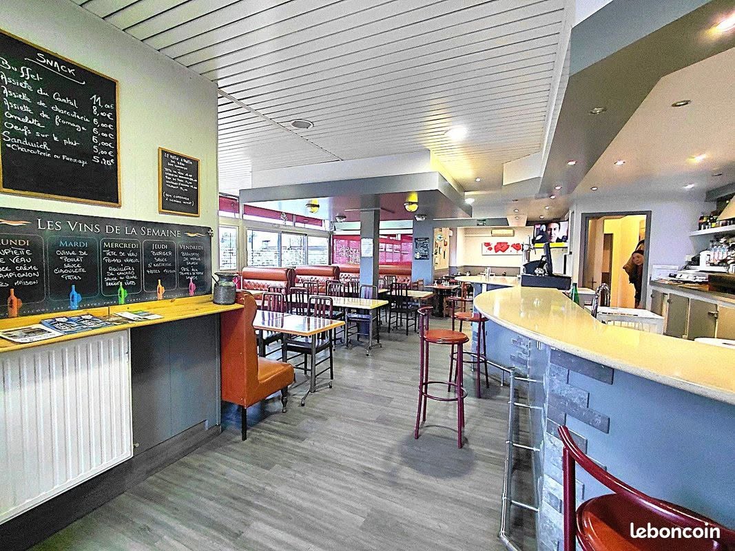 Fonds de commerce 140 m² AURILLAC
Emplacement n° 1 bénéficiant d'un flux piéton massif et constant .
Cette affaire de jour idéalement placée, représente une opportunité rare sur le marché grâce à son potentiel de développement immédiat.
Les atouts :
Capacité : 75 couverts en salle + une terrasse de 40 couverts.
Actuellement fermé le soir et le dimanche idéal repreneur cherchant un équilibre vie perso/pro.
Cession cause retraite .
la terrasse exterieure est en cours d'extension afin d'avoir une superficie 3 fois superieure.
pour toutes questions contacter au 06.11.10.28.84