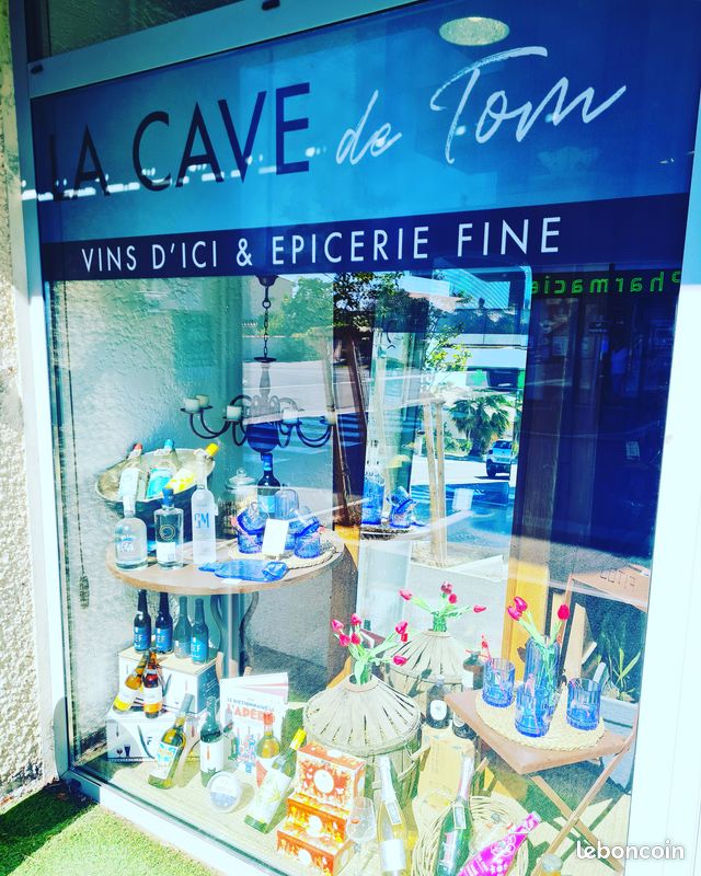 A vendre - à La Palme (située entre Leucate et Port La Nouvelle)
Fonds de commerce cave à vins et épicerie fine

Boutique d'environ 90 m² idéalement située sur l'avenue principale ( ouvert à l'année), à proximité d'une pharmacie, cabinet dentaire, cabinet de médecins et d'un office de tourisme. Cette boutique cosy avec forte visibilité, dispose d'une clientèle assurée toute l'année.(Distributeur exclusif des vins de la cave coopérative de Leucate )

Possibilité de développer cette affaire en exploitant une terrasse et d'autres activités (primeur, alimentation générale....)