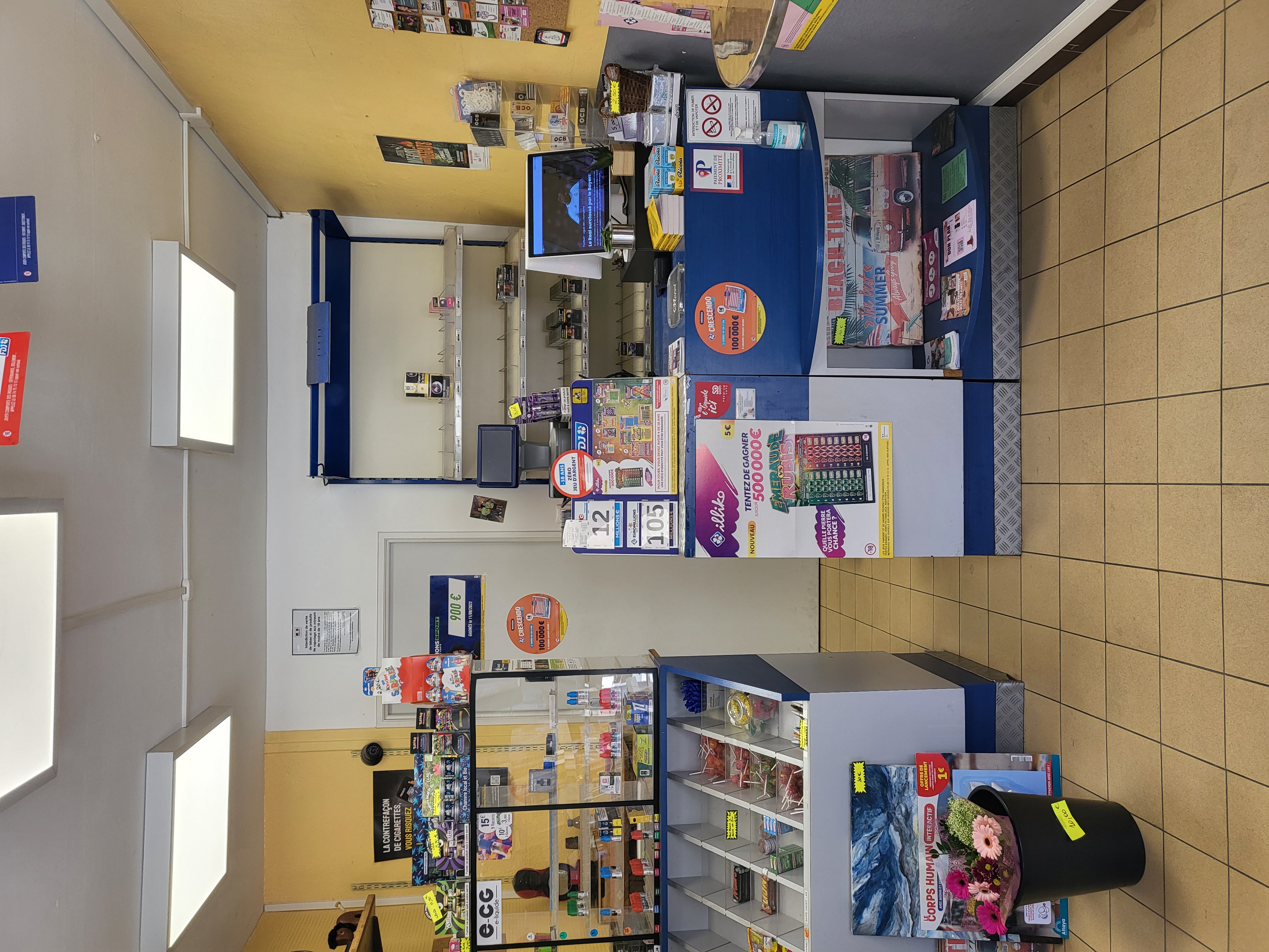 Fonds de commerce à vendre dans le très joli village médiéval d'Auzon : Auzon se trouve dans le département de Haute-Loire, au cœur de la région Auvergne-Rhône-Alpes. Rattachée à l’intercommunalité CC Auzon Communauté, la commune s’étend sur une superficie de 17 km² et abrite 858 habitants.  
Ce tabac, presse jeux, livres, salon de thé (en terrasse), bimbeloterie... est à reprendre et à développer au gré des envies. Il est exploité depuis 2021 par la commerçante, et se situe à l'entrée du village, sur un très bon emplacement, face à un grand parking gratuit totalement rénové.
Dans un local de 20m², au loyer raisonnable (250 € mensuel)  l'exploitante a installé tous les aménagements et le mobilier nécessaires aux activités commerciales qu'elle développe.
La clientèle vient à la fois du village et des villages environnants. Une clientèle touristique vient en été, attirée par les activités nature et par la découverte du très beau patrimoine de ce village labellisé "petite cité de caractère". Des animations se tiennent au printemps et en été (braderie, fête médiévale) qui attirent des curieux dans le village.
Activité pouvant convenir à un couple en recherche d'un revenu complémentaire.
Prix du fonds de commerce : 20 000 € - Stock : entre 1500 et 5000 € en fonction de la saison.
Contact : Sandrine MARINIER - Tél : 04 71 77 26 29