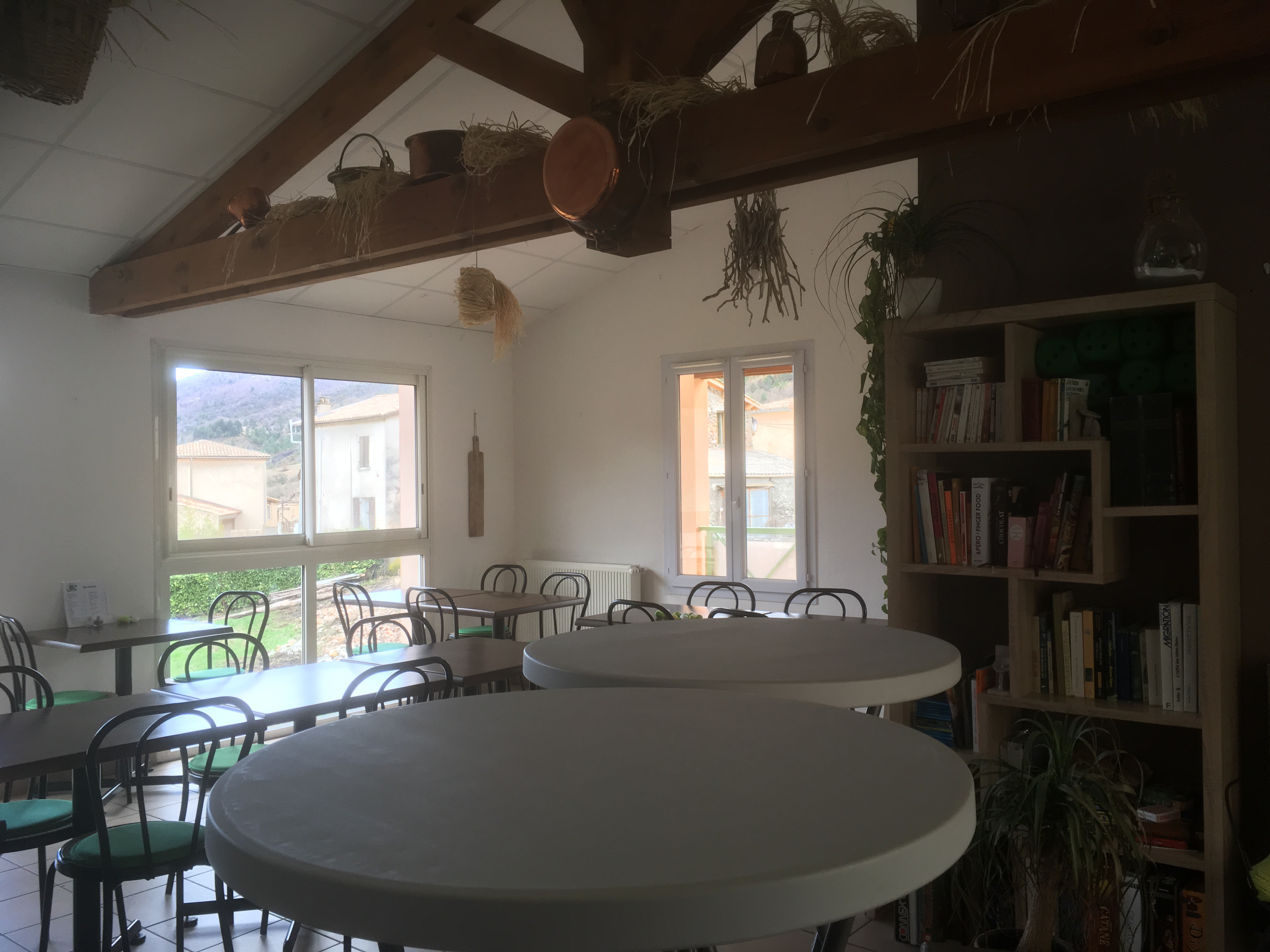 Recherche gérant(e) pour bistrot / restaurant à La Robine-sur-Galabre (04)

Provence Alpes Agglomération recherche un(e) exploitant(e) pour reprendre un bar-restaurant avec logement au cœur du village de La Robine-sur-Galabre, à 12 km de Digne-les-Bains, dans un cadre naturel exceptionnel (UNESCO Géoparc de Haute-Provence).

Le bien comprend :
- Une salle de restaurant (20 couverts) + une terrasse (15 places)
- Un bar et une cuisine équipée
- Des locaux de stockage
- Un appartement T3 attenant (57 m²)
- Une licence IV mise à disposition par la commune

Contrepartie financière : 780 €/mois
(400 € pour le restaurant + 380 € pour le logement)

Projet recherché :
- Activité de restauration, idéalement avec des produits locaux et circuits courts
- Une activité complémentaire appréciée (épicerie, dépôt de producteurs, etc.)
- Ouverture à l'année souhaitée
- Motivation à participer à la vie du village

Vous êtes : un professionnel de la restauration, sensible aux produits locaux et qui a envie de faire vivre un village rural ? Alors n’hésitez pas à nous envoyer votre dossier – CV + présentation du porteur de projet ; note d’intention (concept, carte, approvisionnement) ; prévisionnel financier simplifié – par mail à l’adresse : deveco@provencealpesagglo.fr

Candidatures avant le 31 août 2026
Début d'exploitation souhaité : 1er janvier 2027