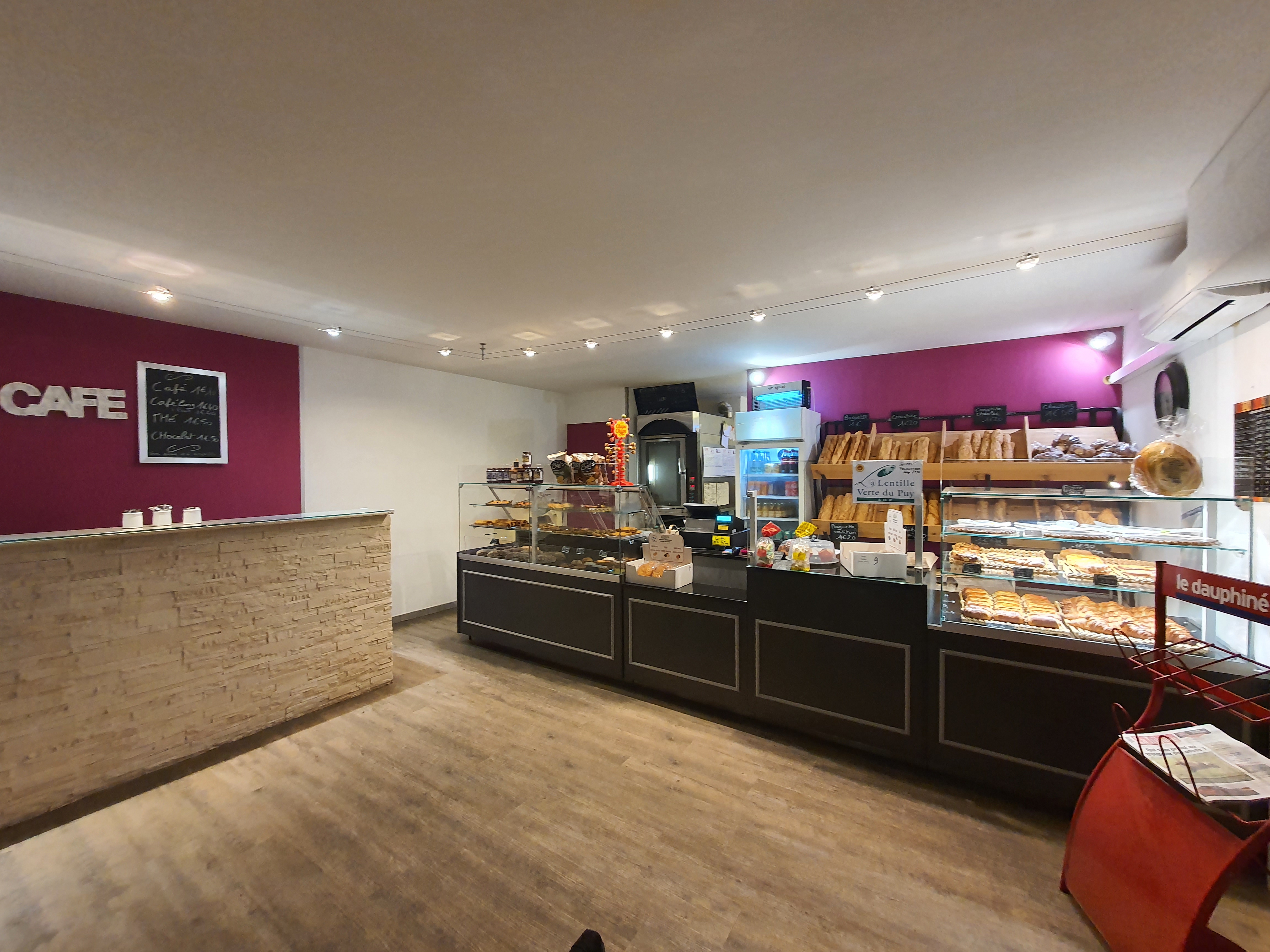 Terminal de cuisson en sud ardéche 
Ouvert à l'année 
Bien situé entrée de village, attenant à un commerce de fruits et légumes 
Terrasse 
Matériels bien entretenu et révisé annuellement par professionnel 
Parking privé