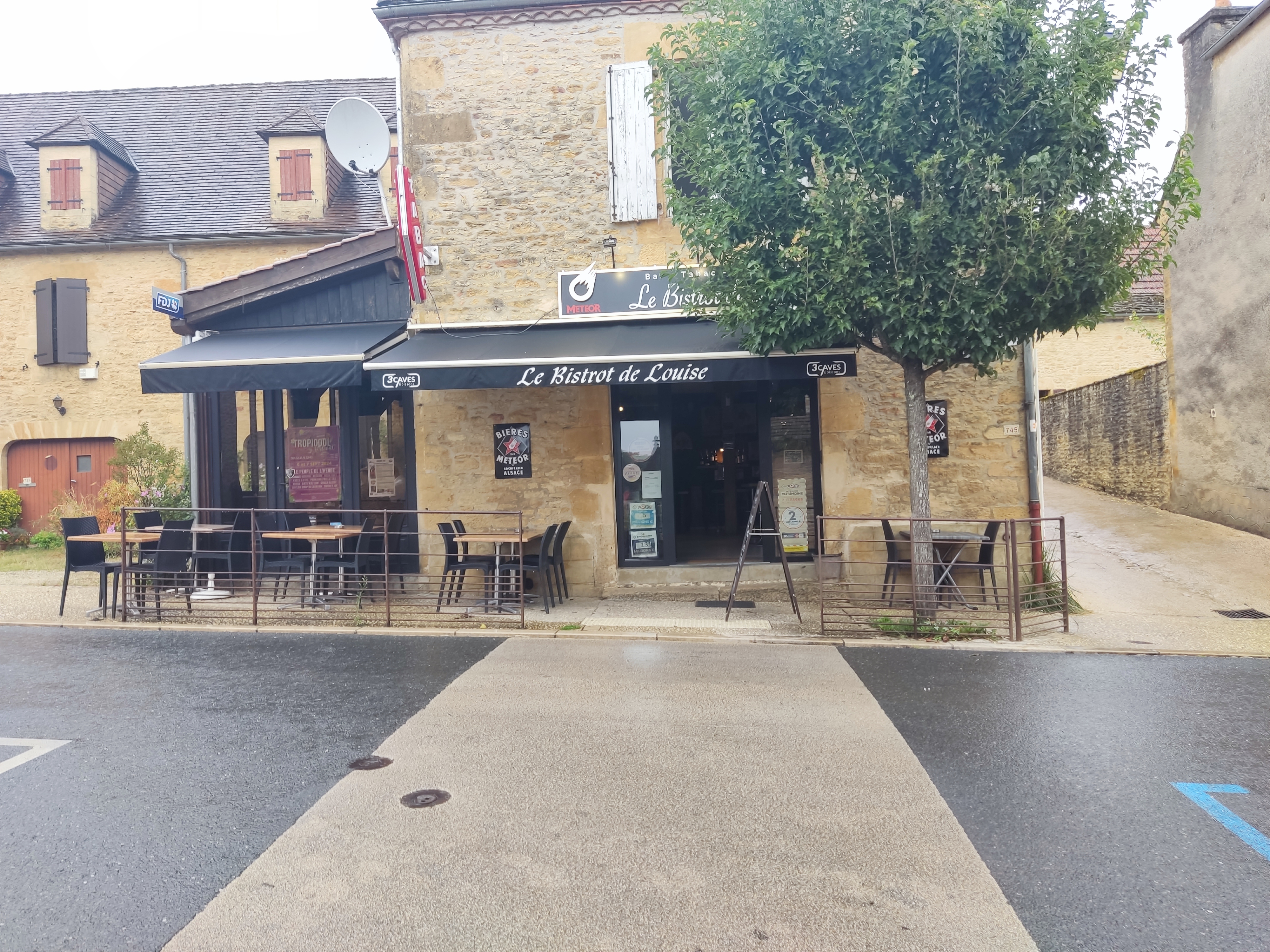 Bar tabac fdj dans un village touristique du Périgord noir entre Sarlat et Montignac.
Loyer modéré, appartement de fonction de 100m2, cuisine professionnelle remise à neuf, possibilité de servir 35/40 couverts par service... 
Emplacement très passant, terrasse.
Large choix de  bières a la pression, tabac, loto/euros millions/jeux à gratter.
Clientèle à l'année,et saison touristique de mai à octobre...