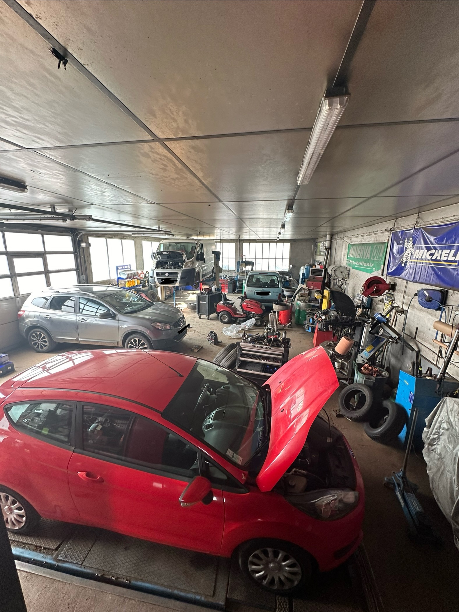 A vendre (fond + mur) cause retraite, garage auto multimarque proche de Saint-Flour.
Les activités sont entretien, réparation et vente de véhicules neufs et d’occasions. Actuellement 3 employés ( 2 mécaniciens et 1 secrétaire)
Le garage existe depuis les années 60, mesure 250 m2 et l'ensemble 800 m2 avec le terrain.

Accompagnement possible par le cédant durant les premiers mois.