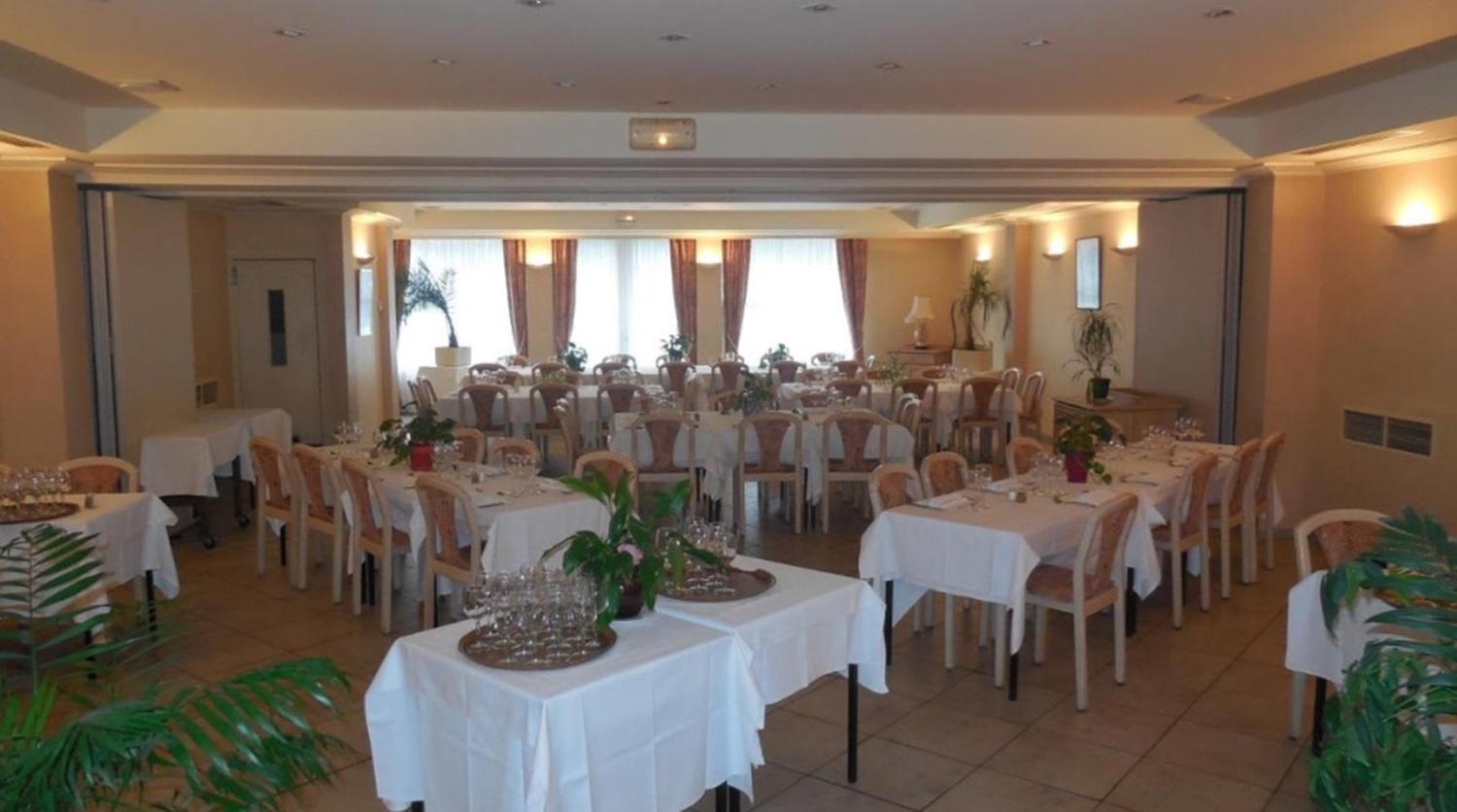 VENDS Murs et Fonds de commerce Hôtel Restaurant dans un bourg en pleine expansion , au cœur de la région très touristiques des Lacs .
Cet établissement est idéalement situé entre  Rodez avec son musée Soulages  et  Millau avec son fabuleux  Viaduc. 
L’hôtel est composé de 9 chambres  avec possibilité d’en exploiter beaucoup plus.
Le restaurant présente plus de 150 places assises reparties en 3 salles  et en sus une terrasse pouvant accueillir plus de  30 places.  La cuisine équipée est très spacieuse. Et en plus vous beneficiez de deux énormes parking gratuits de part et d'autres de l'établissement  ET avantage enorme : la possibilité de loger sur place, et de loger des employés. 
Actuellement le chiffre d’affaire réalisé est de plus de 400KE – les bilans sont disponibles sur fourniture de fiche de confidentialité. 
Obtenez tous les renseignements au 0623572927 pour decouvrir cette affaire saine et rentable à reprendre, à conserver en l'état, ou à faire évoluer à votre guise , dans un joli village aveyronnais en pleine expansion.
