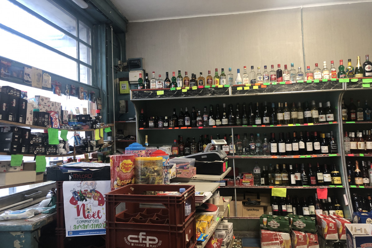 Pour raison santé  ,le fonds de commerce avec logement de fonction . 
Prestations  techniques : rue passante,
Quartier familiale et touristique à proximité du centre ainsi l?école et le cure thermale et casino
Population 17000 environ 
Bail commercial (3,6,9)