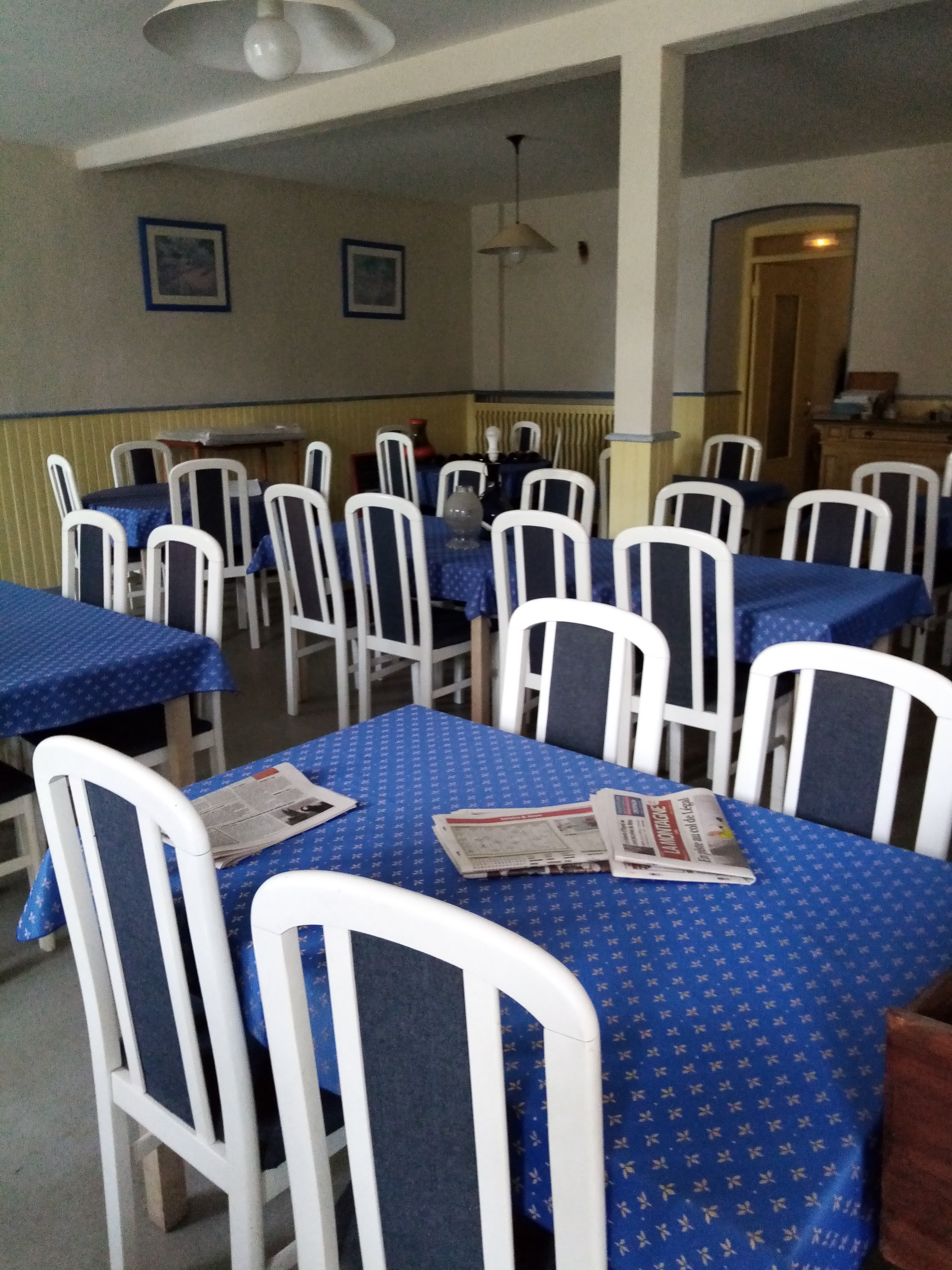 Licence IV OFFERTE BAR RESTAURANT FERMER DEPUIS 2020 SUITE AU DECES DE LA PATRONE la maison  est en partie  encore meublé tenu 16 ans très bien placé à 15 minutes de l autoroute A 75 et plein centre du village de LA CHAPELLE LAURENT  15500 il EST IMPORTANT DE VENIR VISITER POUR VOIR LE POTENTIEL DES LIEUES  ,il faut passer aux multi services tabac journaux  pain etc...pour l instant il n y a plus de bar dans le village .à voir vraiment.
