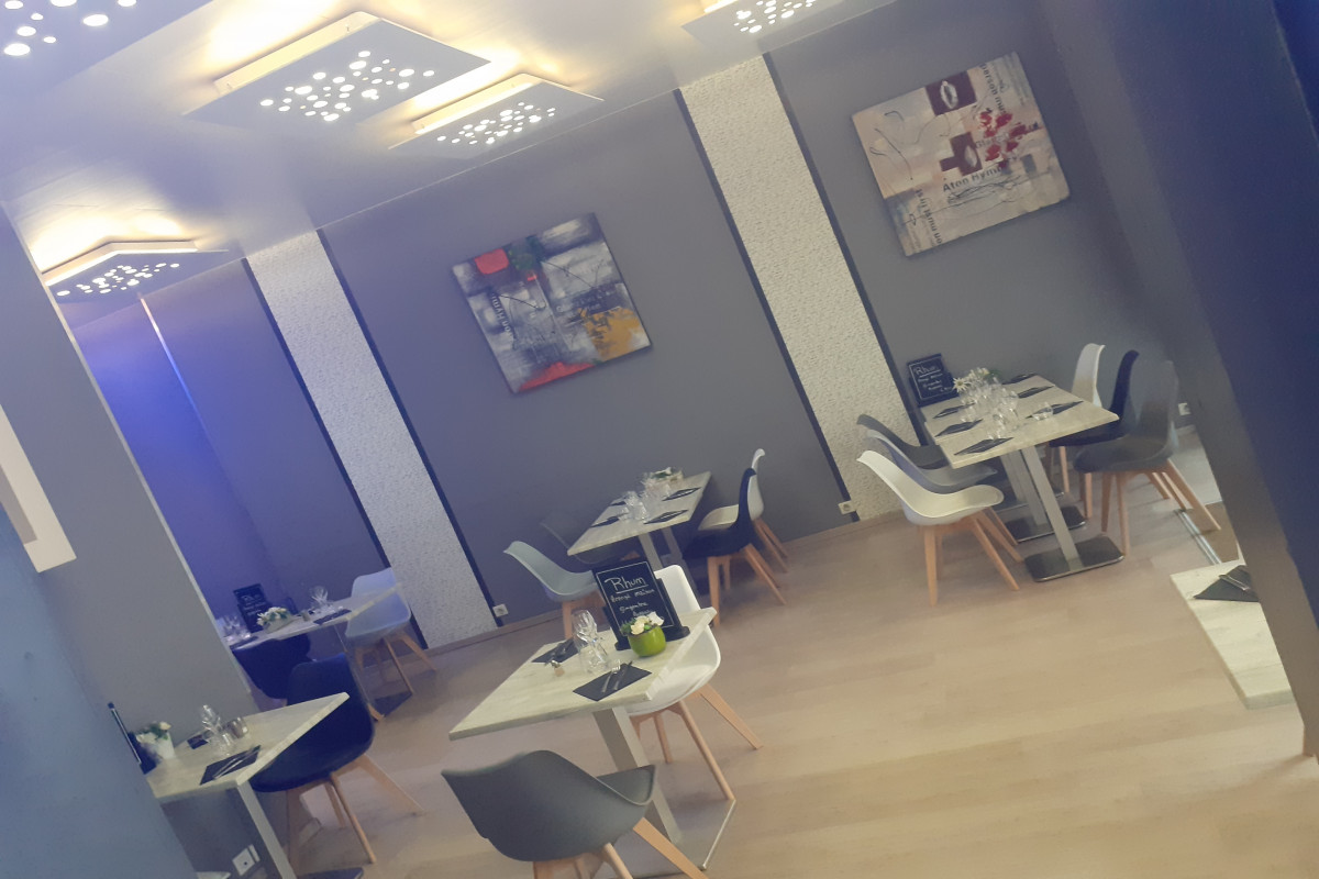A reprendre, fonds de commerce d?un restaurant avec bonne renommée avec licence 4 situé sur le territoire dynamique et touristique de la Vallée de la Dordogne, dans le département du Lot (46).

Avec plus de 5 millions de touristes, des sites touristiques majeurs comme Sarlat, Rocamadour, Padirac, la situation géographique de cet établissement est stratégique.
Situé au c?ur de Saint-Céré, poumon économique, bassin industriel et technologique (Mécanic Vallée, aéronautique.), pôle commercial et bien sûr destination touristique pour son patrimoine et ses activité culturelles. La commune est située à proximité de la cité de Rocamadour (1.5 millions de visiteurs) et de Padirac (500 000 visiteurs).
Dès le Moyen-Age, l?emplacement privilégié de Saint-Céré engendre une intense activité économique toujours présente aujourd?hui avec foires, marchés et commerces dynamiques. 
Son architecture remarquable conserve de nombreuses traces de ce passé florissant.
Plusieurs personnages célèbres ont établi résidence ici : Pierre Benoit de l?Académie française s?est inspiré des alentours pour écrire l?Atlantide et Le déjeuner de Sousceyrac et l?artiste Jean Lurçat créait ses tapisseries dans l?atelier de son château à Saint-Laurent-les-Tours.

Ce restaurant jouit d?une situation privilégiée dans le centre de la cité de Saint-Céré sur l?axe commerçant principal. 
Le restaurant offre aujourd?hui une cuisine traditionnelle de type brasserie travaillée en majorité avec des produits frais. Présence d?une Licence 4.
La salle offre une ambiance chaleureuse, actuelle et moderne.
L?établissement a été rénové régulièrement depuis 2015.
Cuisine ouverte (cuisine complète : plancha - robot coupe neuf - four mixte), matériels récents, peinture complète en 2020?

Le restaurant est composé d?une entrée avec cuisine ouverte sur les clients, 2 salles, une réserve, un espace plonge, des toilettes PMR, une cave avec chambre froide

Période d?ouvertures : 
?	Ouvert à l'année 
?	Etablissement fermé 5 soirs sur 7 (ouvert samedi & dimanche) et ouvert 1 soir de plus de juin à septembre
?	Congés : 1 mois de fermeture (15 jours noël et 15 jours dans l'année)

Données clés : 
?	160 m² au sol total + cave
?	50 places assises à l?intérieur + 25 en terrasse sur la rue
?	Ticket moyen :  20 ? ttc le midi (formule à 16 ? ttc) / 30 ? ttc le soir
?	Environ 180 000 ? de CA? HT en 2019 et 2018 (123 000 ? au bilan 2020 hors subventions)
?	Fréquentation période moyenne :  30 couverts le midi / 25 le soir en weekend
?	Affaire qui tourne idéalement à 3 à l?année + 2 saisonniers en haute saison
?	Loyer : 900 ? ttc / mois

Prix de vente fonds de commerce : 90 000 ?

Le/la repreneur sera accompagné(e) pour la reprise par l?agence économique du territoire.