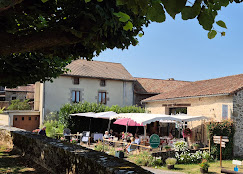C'est un petit village adossé a la colline, on peut y venir a pieds, ceux qui vivent la y sont heureux. Pays de légendes, riche de son patrimoine culturel et historique, touristique grâce a son Eco-Musée qui retrace la ruralité du siècle passé - 18 sites a visiter-et de ses sentiers de randonnée réputés, le village de Montrol Sénard propose a un couple de gérant un Bar-Restaurant. De réputation affirmée, celui-ci bénéficie d'Avril a Novembre du tourisme et des repas ouvriers pourront être proposés a l'année. Logement possible. Renseignements et contact: Mairie, 03 Route de la Coulée Verte, 0555681206