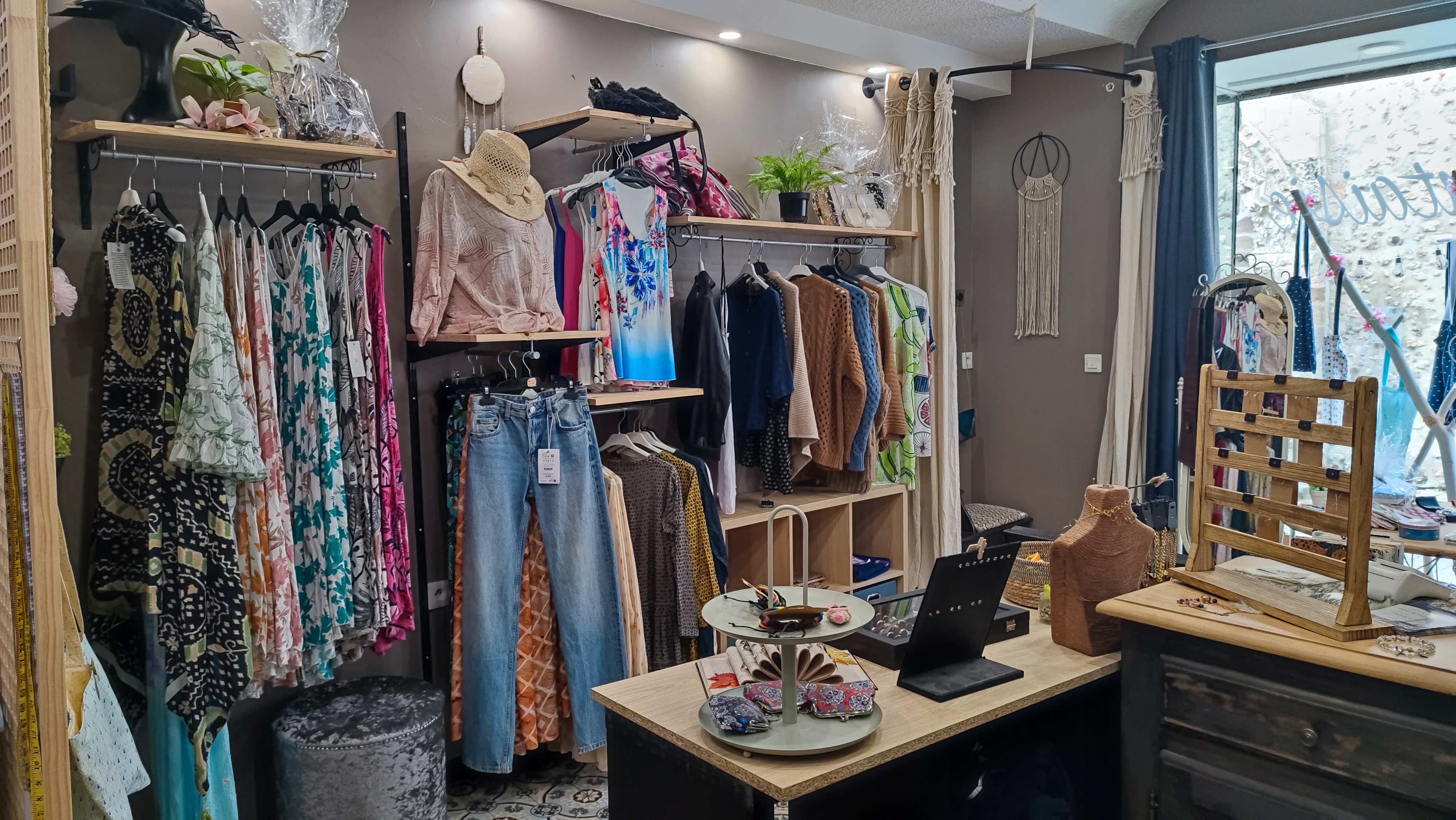 📍 Opportunité à Beaumont : 
Boutique-Atelier Couture & Mode – Clé en main
Reprenez une activité clé en main : un outil de travail complet, un stock de départ et des conditions d'installation uniques.
Pour cause de changement de projet professionnel, je cède mon fond de commerce (retouches, création et prêt-à-porter) installé avec succès depuis 5 ans. C’est l’occasion idéale pour s'installer sereinement avec une clientèle fidèle et un matériel professionnel déjà opérationnel.

💎 Une offre "Tout Inclus" : Aucun frais d'équipement à prévoir
L'acquéreur reprend l'intégralité de l'exploitation pour une activité immédiate dès le premier jour :
Équipement Professionnel : Parc de machines complet (industrielle et surjeteuse), matériel de coupe, mercerie complète (boutons, fils, fermetures, accessoires).
Stock de vente inclus : Prêt-à-porter actuel, maroquinerie, bijoux et tissus.
Agencement total : Mobilier d’exposition, comptoir, cabine d'essayage et décoration saisonnière.
Fichier clients : Notoriété établie avec une excellente réputation locale.

🎁 Avantages Exceptionnels (Offre limitée)
Pour favoriser une transmission fluide et rapide, je propose un pack de bienvenue exclusif :
3 MOIS DE LOYER OFFERTS : Étant propriétaire des murs, j'offre les 3 premiers mois de loyer à l'acquéreur pour un lancement sans pression financière.
SUBVENTION MAIRIE : Une aide à l'installation de 1 500 € est disponible auprès de la municipalité pour les nouveaux commerçants.
ACCOMPAGNEMENT : Je propose une période de passation pour vous introduire auprès de la clientèle et vous présenter l'outil de travail.

📍 Localisation & Charges maîtrisées
Surface : 35 m² lumineux avec vitrine, cave et sanitaires.
Loyer très attractif : 360 € / mois (Bail commercial).
Taxe foncière : 360 € / an.
Accès : Stationnement "arrêt minute" devant la porte et parkings gratuits à 20 mètres.

⚠️ Conditions de la cession
Prix global (Matériel + Stock + Clientèle) : 12 500 € (Négociable)
IMPORTANT : L'intégralité de ces avantages (loyers offerts, stock et matériel inclus) est liée à un calendrier de transmission précis. Cette offre est valable pour une signature actée avant le 15 juin. Passée cette date, les conditions de mise à disposition du local et du matériel seront modifiées.

Premier contact par mail.