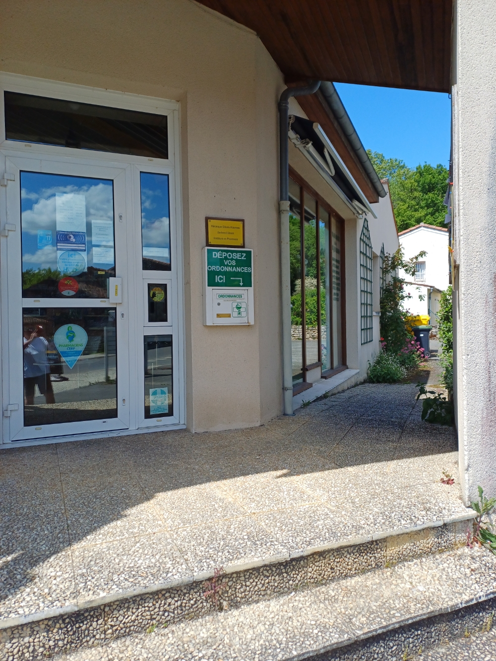 Pharmacie - Charente-Maritime
CA HT  923 600 €


Vous rêvez d'une belle qualité de vie tout en exerçant un métier enrichissant dans un cadre agréable ? Cette pharmacie est l'opportunité idéale pour vous.

Suite à départ pour raison de santé cède officine rurale agréable dans région touristique de Charente-Maritime. Les communes de Saint-Césaire et St Bris des Bois sont imbriquée et habitées par 1 300 habitants. Elle se situe à 10 mn de Saintes, 15 mn de Cognac et 20 mn de Saint-Jean d’Angély.

Localisée à tout juste 1h des plages et de La Rochelle, idéale pour des d'escapades à savourer sans modération, pour des pauses nature ou des balades au grand air. 

Belle opportunité pour une installation avec une gestion simple et fluide. La pharmacie est membre de la SISA des Borderies (Burie – Brizambourg – Chérac – Saint-Césaire).

Située dans le cadre exceptionnel de la vallée du Coran cette pharmacie est particulièrement bien placée dans le village avec un emplacement stratégique sur la place Vinet, un parking juste à côté et plusieurs commerces et lieux culturels à proximité dont le cabinet infirmier disposant de deux professionnelles et un cabinet médical communal pouvant accueillir trois professionnels de santé. Aujourd’hui, la commune bénéficie tout juste d’une aide à l’installation pour les futurs médecins. 

Dans notre commune accueillante et dynamique, vous trouverez de nombreux services tels que épicerie, boulangerie, hôtel et son bar-tabac, restaurant gastronomique, agence postale, camping, village vacances, école et garderie qui reçoivent les élèves de la maternelle au CM2, bibliothèque, piscine intercommunale, tennis, terrain de foot, terrain de pétanque, chemins de randonnée, Paléosite, étang, associations culturelles (musée, abbaye, théâtre), … .

Emplacement & Environnement :

Seule pharmacie dans un rayon de 10 km, assurant une clientèle régulière. Patientèle répartie sur plusieurs villages alentours, fidèles avec un relationnel amical.
Bâtiment avec un agencement moderne et aux normes.
Bail commercial : 968 € HT / mois

Superficie & Agencement :

Superficie totale : 80 m², bien optimisée pour l’activité.
Espace de vente : environ 35 m².
Réserve :
45 m² pour les médicaments et génériques et pour les pansements, les poches de perfusions et stomies, les protections.

Bureau séparé.

Horaires d’ouverture :

Lundi : 14h30 - 19h30
Mardi au vendredi : 9h - 12h30 / 14h30 - 19h30
Samedi : 9h - 12h30

Une opportunité idéale pour un repreneur souhaitant s’installer dans une pharmacie de proximité, avec un cadre de vie agréable dans la vallée du Coran, joyaux de la Saintonge et une clientèle fidèle.

N'hésitez pas à venir nous rencontrer et vous serez conquis.