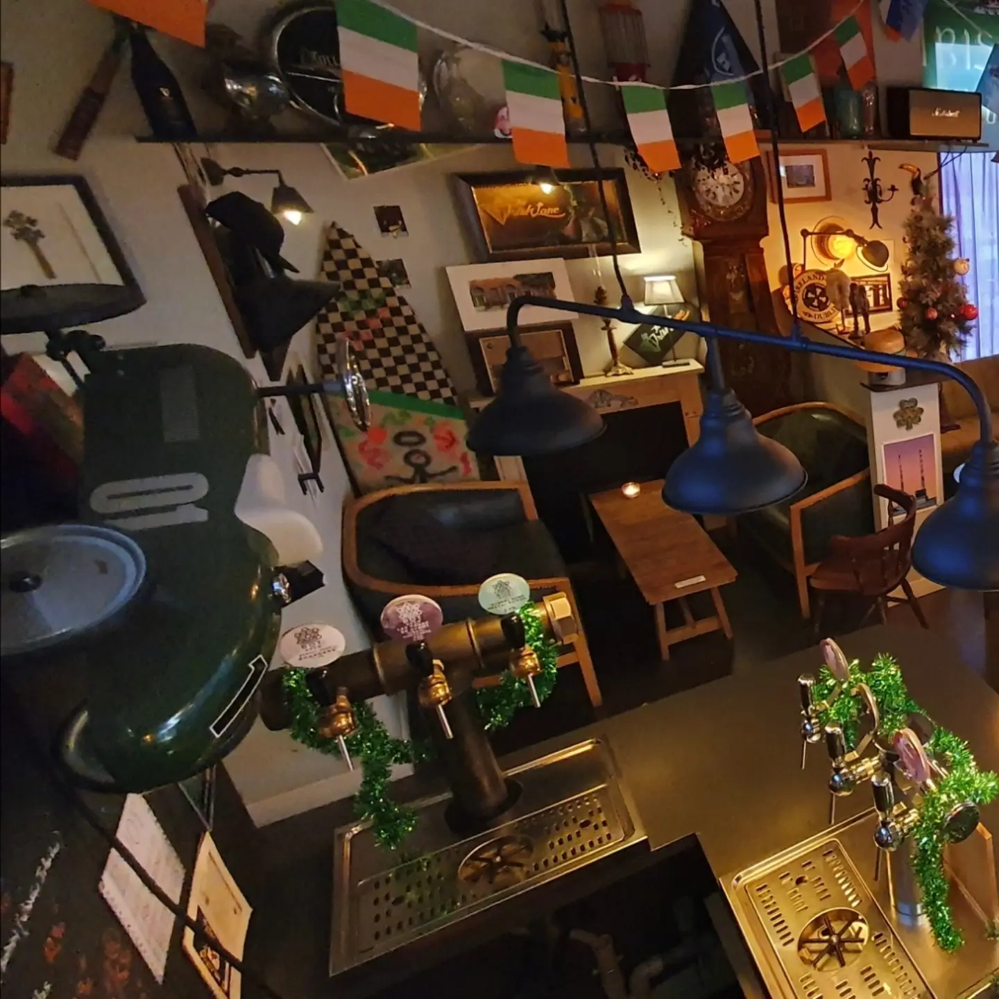 Débit de boissons spécialisé dans les bières artisanales Irlandaises en afterwork dans la banlieue proche de Bordeaux.
Une partie bar avec 15 becs et une terrasse avec un parking privé. 
Bail tout commerce.
Côté Pub 70m2 et une partie réserve de 72m2 avec une cave de tirage de 20m2 réfrigérée.
