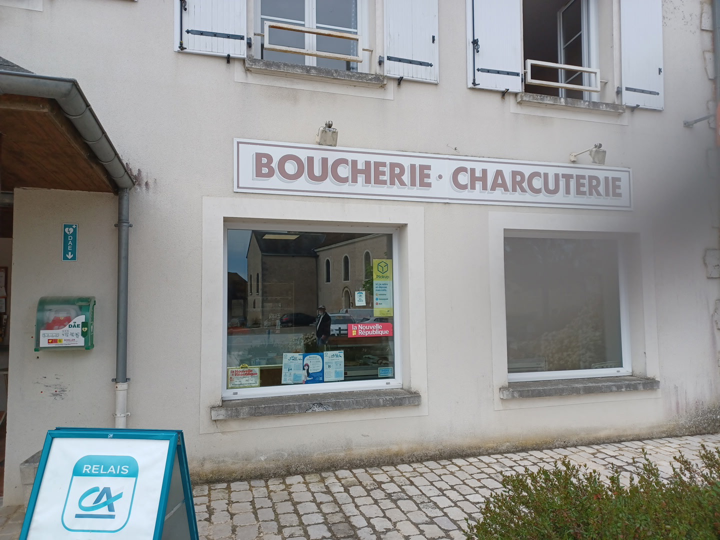 Vends boucherie-charcuterie et services  entre Blois et Vendôme. Sur localité réellement vivante, en coeur de bourg avec parkings. Chiffre d'affaires : 130 000 euros  dont 10 000 euros en commissions (tabacs, relais CA, etc...). Approvisionnement en proximité. Charges modestes : électricité : 2200 euros/an, loyer: 250 euros/mois. Surfaces généreuses : boutique de 65 m², laboratoire 30 m² et remise de 20 m². Locaux rationnels aménagés dans le cadre d'un projet communal. Fonds de commerce avec matériels : 43 000 euros. Logement F3 de 66 m² possible.