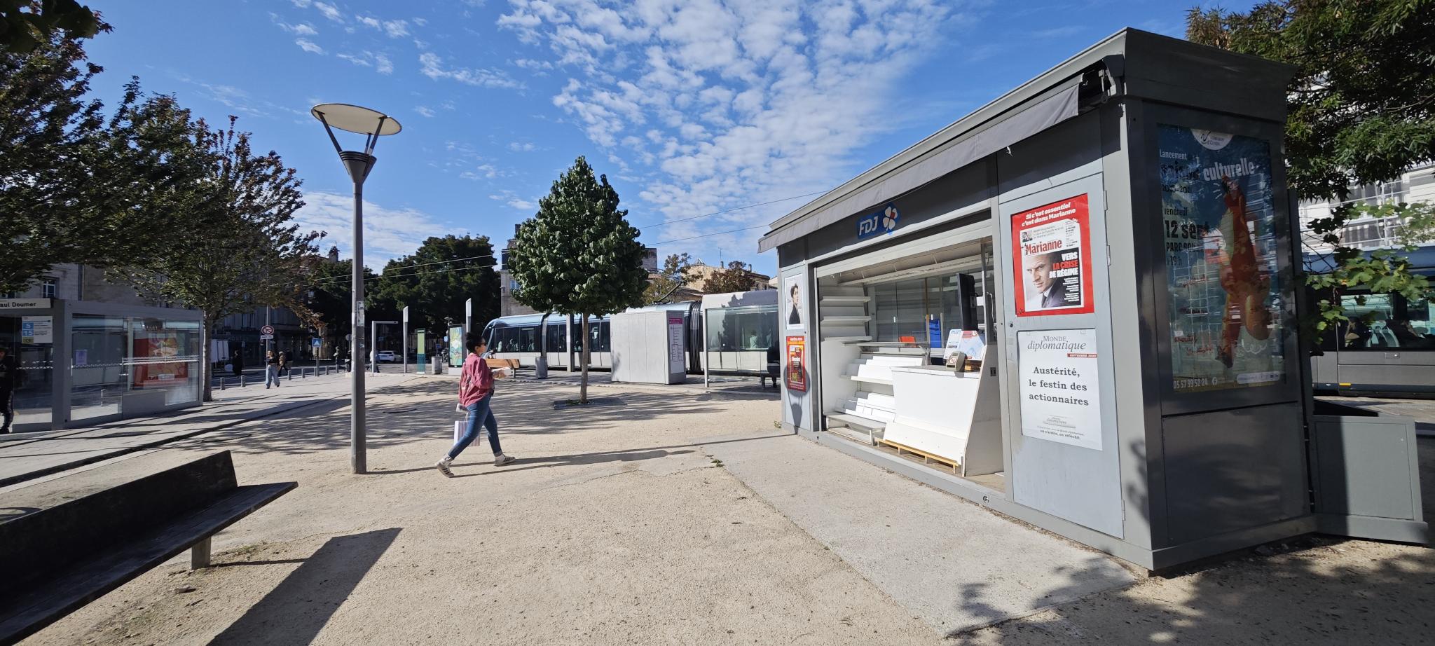 Il s’agit de gérer le kiosque du quartier des Chartrons, place Paul Doumer :
Ce kiosque est kiosque ouvert à l’année, idéalement positionné, au bout de la station de tram.

Je vous explique ci-après, le fonctionnement pour devenir kiosquier. Bien entendu, nous échangerons ensemble, soit en visio, soit en présentiel (sachant que je suis basé sur Toulouse).

Pour devenir gérant de kiosque, il vous faudra avoir un agrément de diffuseur de presse en effectuant une formation payante (une partie ou la totalité pourrait être pris en charge suivant votre situation actuelle - CPF) en présentielle 2 jours (au dépôt de presse régional) ou en distanciel.

Vous disposerez de ce kiosque sans droit d’entrée, sans avoir à investir dans un pas de porte ou fonds de commerce, avec de faibles charges ; néanmoins, il vous faudra avoir un fond de roulement/trésorerie (6000€ au minimum) ; le dépôt de presse (l’entreprise qui vous livre la presse basée à Cestas) vous expliquera plus en détails le fonctionnement.

Vous serez travailleur indépendant donc non salarié ; il vous faudra créer une société et donc avoir un numéro de Siret (SAS, SASU, SARL, EURL, EI… autoentrepreneur possible)
Vous aurez la gestion du kiosque jusqu'en 2036, mais votre contrat sera revu et renouveler tous les 2 ans.

Il y aura 3 dossiers administratifs à préparer, un pour la partie “presse”, un pour “la Française des Jeux/FDJ” et un pour le PMU ; pour avoir les validations de ces 3 entités, prévoyez 3 mois avant une ouverture.

Les activités (votre salaire proviendra des commissions de ces activités) :

Presse nationale (23%) et régionale (14%)
Les jeux de la Française des jeux (FDJ) : jeux de grattage, tirage, paris sportif (5%)
Le PMU (pas de suivi de courses, juste une valideuse) : 2%
Le relais colis avec Pickup (suivant le nombre de colis)
Relais La Poste
Les souvenirs, les cartes postales et cartes évènementielles
Les boissons, les glaces emballées, les confiseries, les spécialités locales. 
Si vous avez d’autres idées d’activités, n’hésitez pas à m’en faire part (services à la personne, clés minute, conciergerie, transfert d’argent, service carte grise…), mais de toute façon, elles seront soumises à la validation de la ville.

Les charges (hors impôts et Urssaf) :

Loyer mensuel 200€ HT (240€ TTC) - Caution pour le kiosque : 720€ ; caution restituée à la fin sauf anomalies constatées.
Electricité, routeur 4G ou box internet
Caisse informatisée spéciale presse (Strator, Bimedia, JDC…) : entre 80 et 120€/mois
Assurance

Les horaires :

Vous vous adapterez au besoin de votre clientèle mais en général, les autres kiosques de mon secteur ont pour habitude d’ouvrir :

7h30 – 13h et 16h – 18 ou 19h ou journée continue
Samedi et dimanche matin.
A votre convenance mais vous pourrez étudier un jour de fermeture dans la semaine (lundi par exemple).