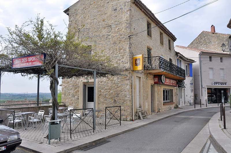 Vend fond de commerce bar petite restauration. Petite ville du Gard rhodanien de 7000 habitants très bien situé avec une magnifique vue. Commerce à développer
