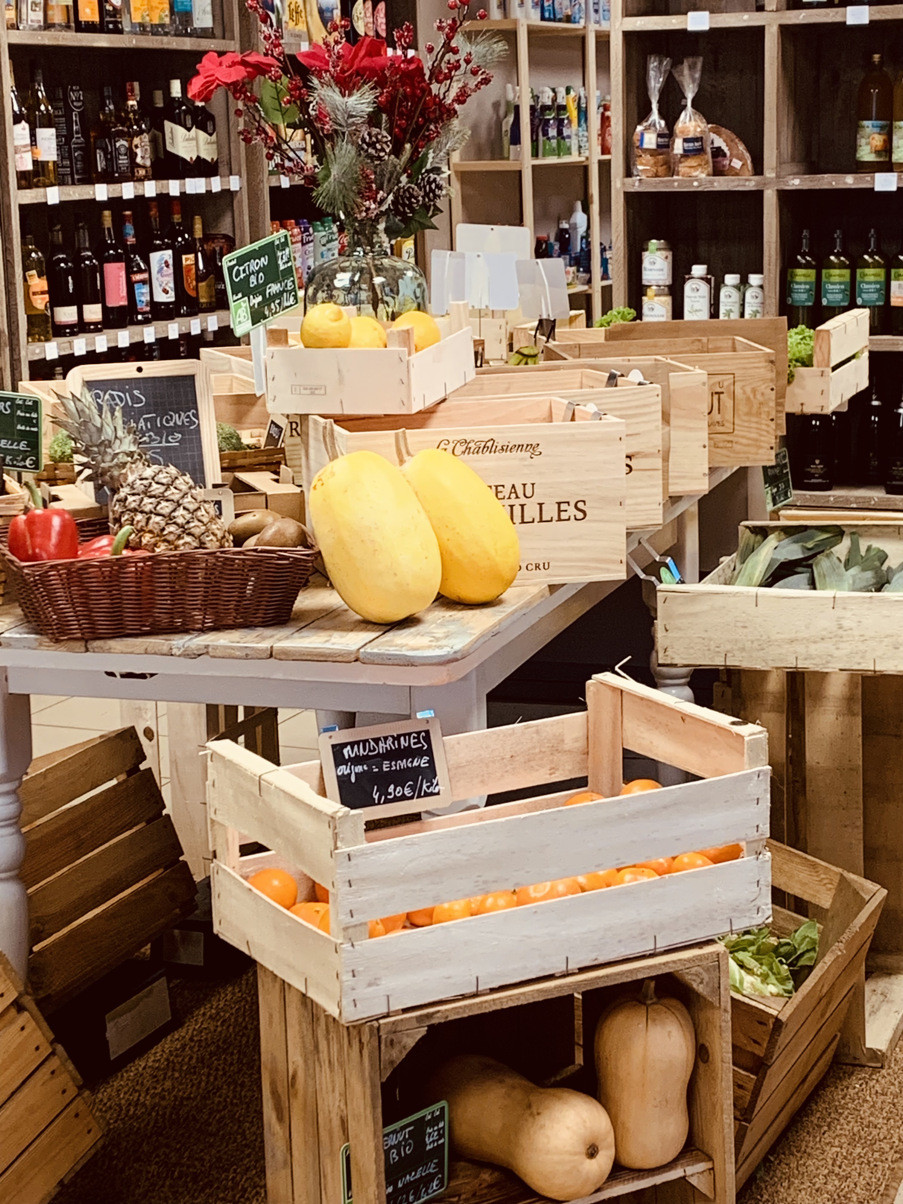 Épicerie de village implantée au cœur de Noizay, commune viticole d’Indre-et-Loire, proposant une offre de produits locaux, artisanaux et de dépannage ; complété par plusieurs services de proximité.

Commerce bénéficiant d’un rôle central dans la vie locale, avec clientèle fidèle et environnement touristique porteur à proximité d’Amboise, des vignobles de Vouvray et des châteaux de la Loire.

Matériel récent en excellent état, renouvelé lors de la reprise récente de l’établissement. Local commercial d’environ 140 m² situé en centre-bourg avec parking à proximité.

Atout majeur : importante réhabilitation du bâtiment programmée par la commune conditions locatives particulièrement intéressantes (gratuité le temps des travaux puis loyer attractif).

CA 2023 : 197 k€ / CA 2022 : 214 k€

Cession du fonds de commerce. Prix de vente : 55 k€ négociable.

Opportunité idéale pour un couple, des associés ou toute personne souhaitant développer un commerce de proximité dans un cadre de vie rural dynamique, avec un fort potentiel de développement lié aux horaires d’ouverture, à l’activité touristique et aux services complémentaires.