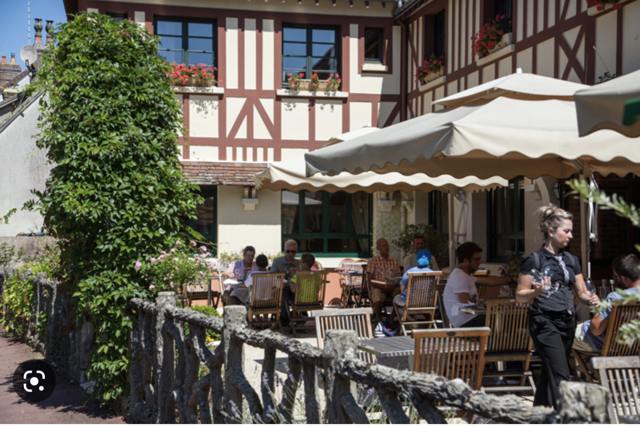 Hôtel de charme,14 chambres avec espace détente, hammam , jacuzzi et sauna,grande salle de restaurant de+\- 80 places, terrasse de 40 places, cuisine refaite à neuf avec du matériel high-tech récent,jardin et parking intérieur, le prix comprend les murs et le fond de commerce.