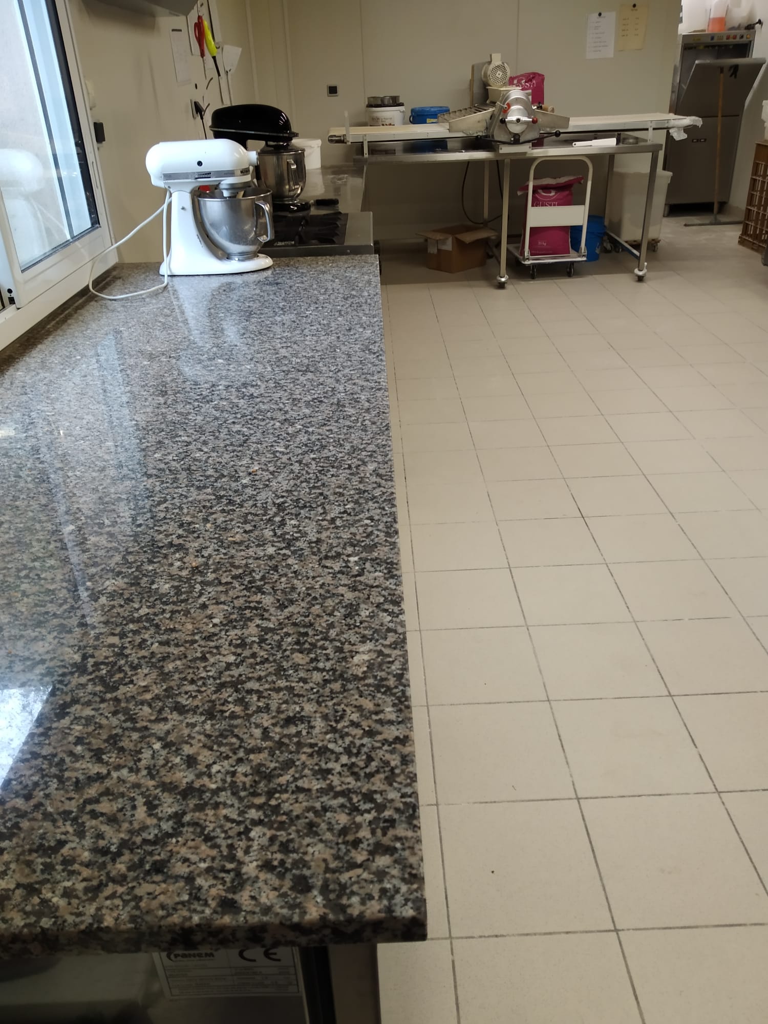 Boulangerie-Pâtisserie à vendre à Drain, commune d'Orée d'Anjou de 2000 habitants.
Cause : départ en retraite
300m² de surface totale (dont magasin 30m²)
Appartement T4 de 90m² à l'étage
Four Fringand 6 bouches de 2020
Véhicule électrique
A proximité : grand parking, écoles, salon de coiffure, bar-restauration rapide, cabinet infirmier, supérette libre-service, camping.
CA 200000 certifié comptable
Possibilité d'achat des murs