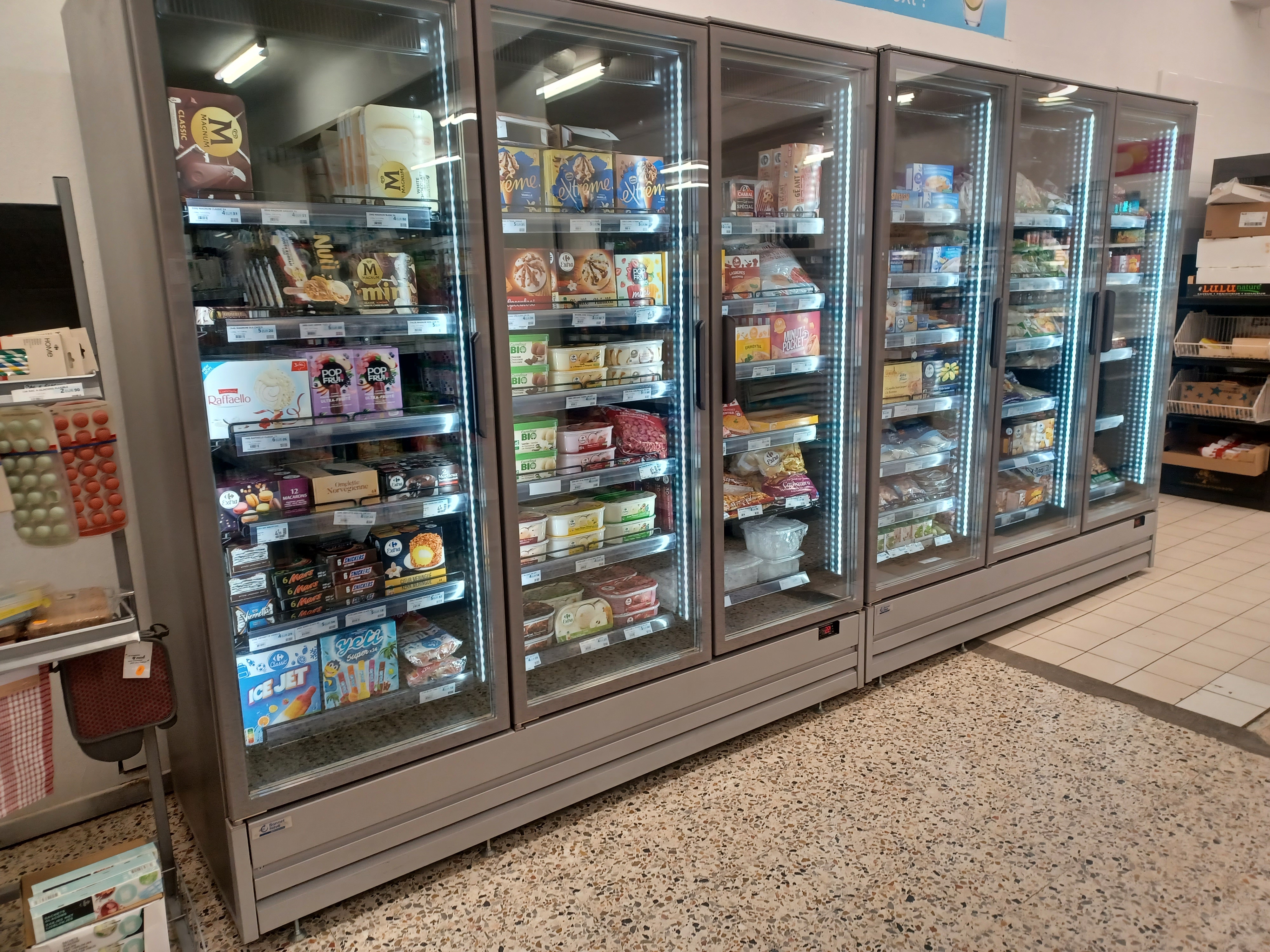 épicerie de village a fort potentiel

surface de vente 250 m2 , complètement équipez

une réserve de 100m2 , avec chambre froide positive et une négative
presse a carton , réserve sec

a l étage une surface de 200m2 non exploitez 

extérieur un parking privée de 9 places

CA en augmentation
loyer 3200 ht

120000e hors stock