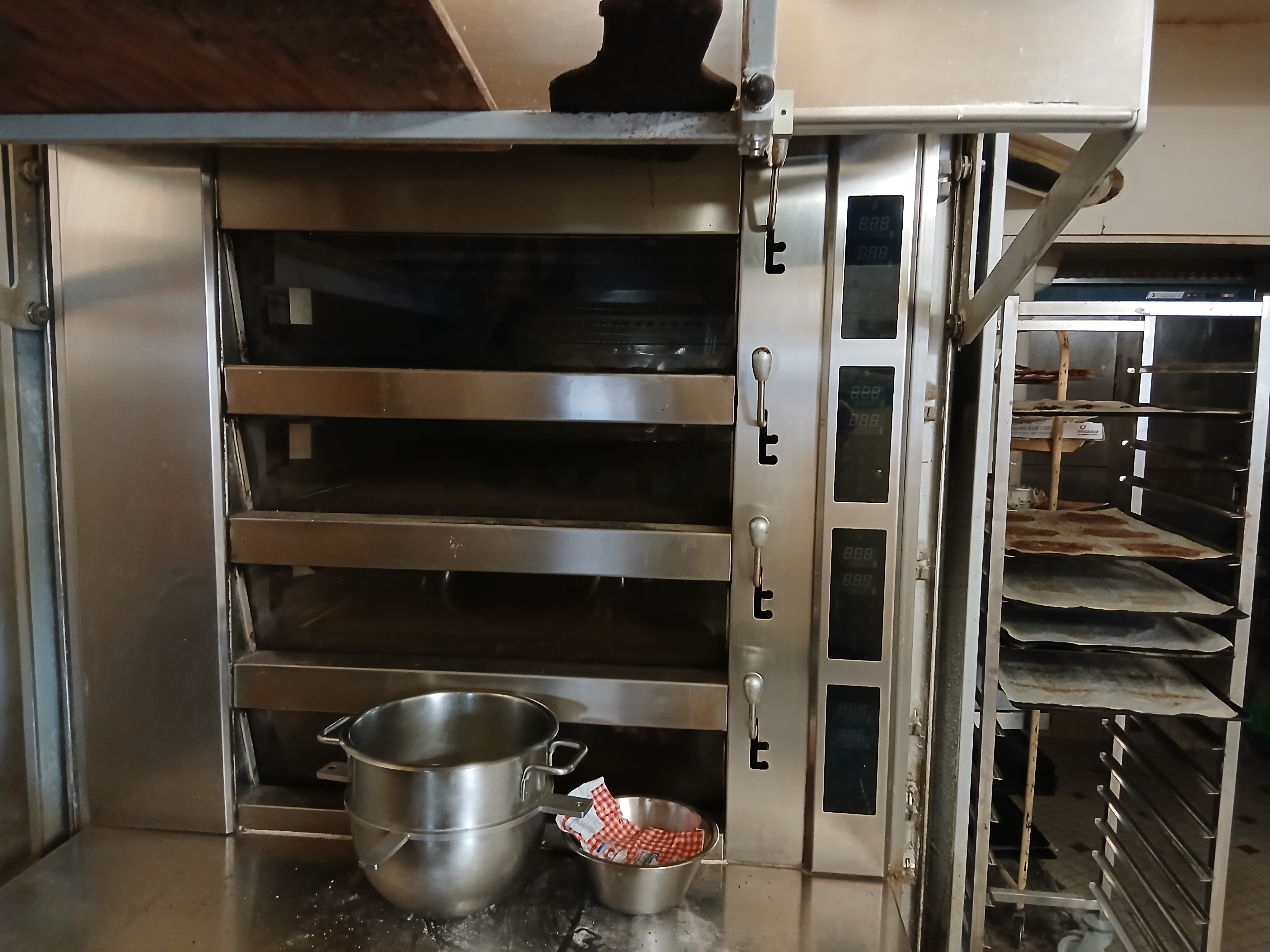 Vente boulangerie pâtisserie dans commune de 1200 habitants sur l'axe Nantes Cholet.
Four électrique Fringand (2018, 33Kw ).
Matériels entrenus.
Espace professionnel, fournil, réserves, magasin : environ 120m2.
Appartement : 3 chambres, salle de bains, cuisine, séjour :100 M2.
Garage.
École primaire, bar, superette, coiffeuses, artisans.
Bourg dynamique.
A venir découvrir .
Vente murs et fonds cause retraite.