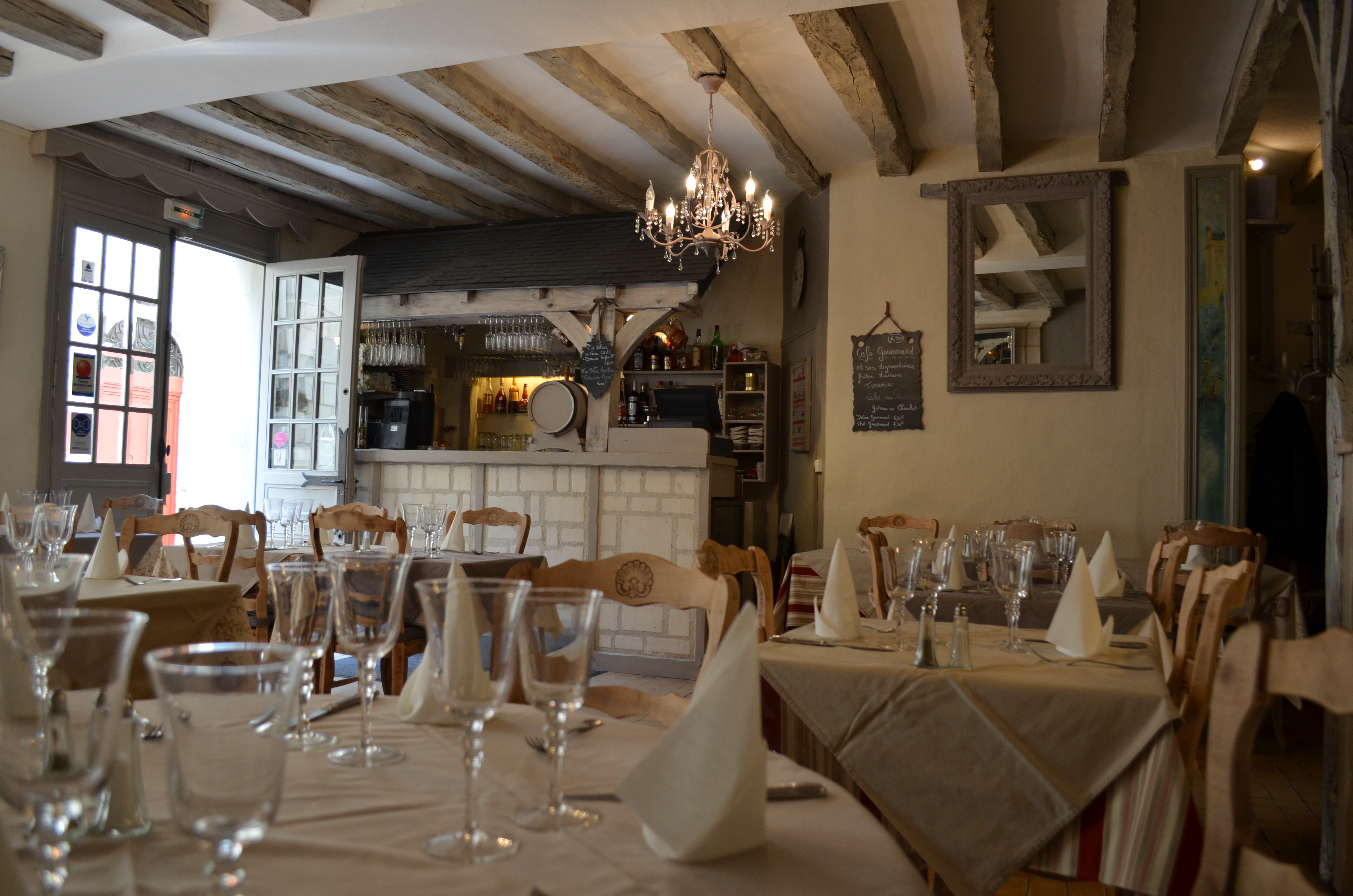 Vend cause retraite , joli restaurant traditionnel en plein coeur de la cité médiévale de CHINON
2 salles : 50 couverts   Bon CA Bon BIC
Surface totale 80m2
Emplacement n°1, loyer raisonnable,  2 salles pour environ 55 couverts, une cuisine aux équipements fonctionnels (fourneau, chambre froide, hotte, lave vaisselle..), un espace avec son four à pizza traditionnel, un vestiaire, un wc, et une cave de stockage. Un emplacement terrasse est également disponible.

La décoration et le charme de la bâtisse typiquement tourangelle en font un outil de travail performant et qualitatif.

Clientèle de passage et étrangère 
Fermé les lundis et mardi et  7 semaines par an