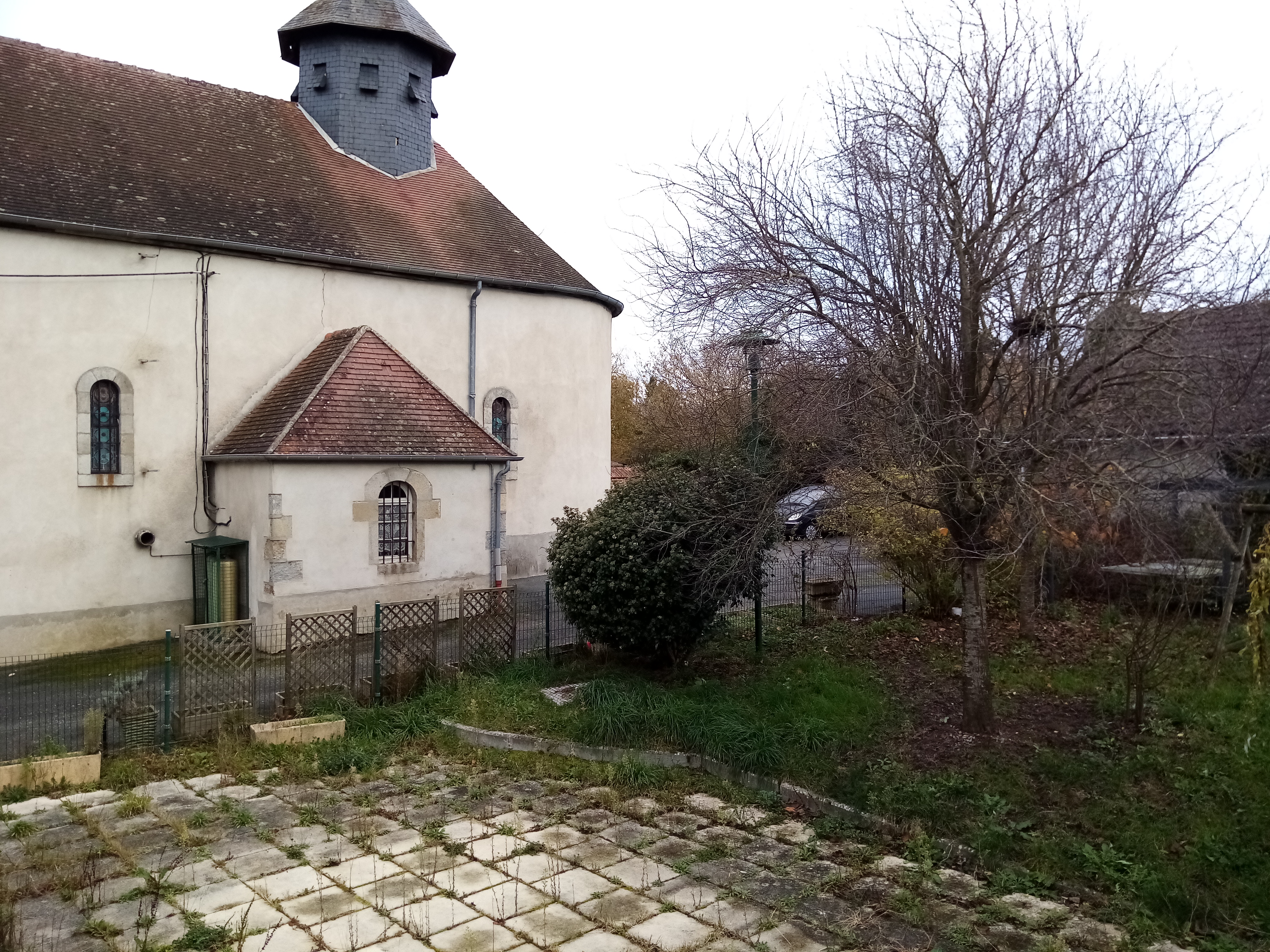 Les atouts :
- commerce de proximité 
- situé dans le centre-bourg
- entièrement rénové
- cuisine équipée
- possibilité d’une offre de chambres d’hôtes
- terrasse ombragée agréable 

L’activité : 
Une auberge authentique au plus proche des clients. Si vous souhaitez relancer une activité de restauration traditionnelle, bistronomique, à thème ou autre concept innovant, ne manquez pas cette opportunité. Il est possible de développer une activité d’hébergement touristique. 

Vous souhaitez vous investir dans un projet de vie au cœur d’une commune dynamique et accueillante pour faire vivre un lieu de convivialité pour les habitants et personnes de passages. 

Il sera aisé de développer une clientèle fidèle, locale, mais également de capter celle de passage : voyageurs d’affaires et touristes. En effet, l’auberge est située en face de la route départementale D993 (très fréquenté) et elle est à proximité de l’aire de camping-car. 

De plus, il y a la possibilité de travailler avec la cantine scolaire qui accueille chaque midi 45 enfants, et qui, à ce jour, se fournit en repas chez une société basée à Montluçon. 

La commune est donc prête à échanger avec le porteur de projet sur une possible collaboration pour relocaliser la restauration scolaire sur la commune.

Le local : 
L’auberge propose différents espaces reliés et adaptés à différents accueils (groupes, familles, couples etc).
Ils sont découpés ainsi: 

Rez-de-chaussée : salle de restaurant (50 couverts), cuisine, bar, sanitaires et bureau 

Premier étage : trois chambres d’hôtes et un logement d’environ 50m2

Dans l’ensemble : le bâtiment fait environ 250 m2 répartis sur deux niveaux. 

En 2025, la commune va réaliser une rénovation intégrale du bâtiment: isolation, menuiserie intérieur, électricité, peinture, carrelage...

La commune équipera la cuisine :  armoire réfrigérée, piano de cuisine, hôte,  plonge,  lave-vaisselle, machine à glaçons,...

L’environnement : 
Une commune de 748 habitants située au nord-est de la Nouvelle-Aquitaine. Elle est dotée d’une école, d’une boulangerie, d’un point de poste, etc. L’Auberge est donc intégrée à un tissu dynamique local. 

Le bourg est traversé par une route départementale passante qui relie Montluçon à Aubusson, ce qui en fait un axe de passage fréquenté, notamment par les curistes et touristes se rendant à Évaux-les-Bains ou Chambon-sur-Voueize. 

La visibilité de l’auberge sur cette route départementale est un atout majeur pour attirer une clientèle de passage. 
 
Les alentours de la commune offrent un patrimoine touristique riche avec, par exemple : le Viaduc sur la Tardes, les anciennes mines d’or du Châtelet, le site touristique de Sainte-Radegonde, le bois de Lassoux, l’étang de la Reyberie, etc. 

Enfin, l’auberge se situe à 10 min de plusieurs grandes surfaces et à 15 minutes de Montluçon.        

Informations pratiques : 
Le bâtiment se situe au 25 rue Raymond Aucouturier au cœur du bourg de Budelière.

Un monte-personne est à disposition pour accéder à la chambre répondant aux critères PMR. 

Un parking attenant à l’Auberge permet également de faciliter l’accessibilité. 

La commune est propriétaire de la Licence IV qui sera mise à disposition du porteur de projet. Il y a la possibilité d’établir un bail emphytéotique avec une promesse de vente. 

Afin de faciliter l’installation, la commune s’engage à proposer un loyer modéré.