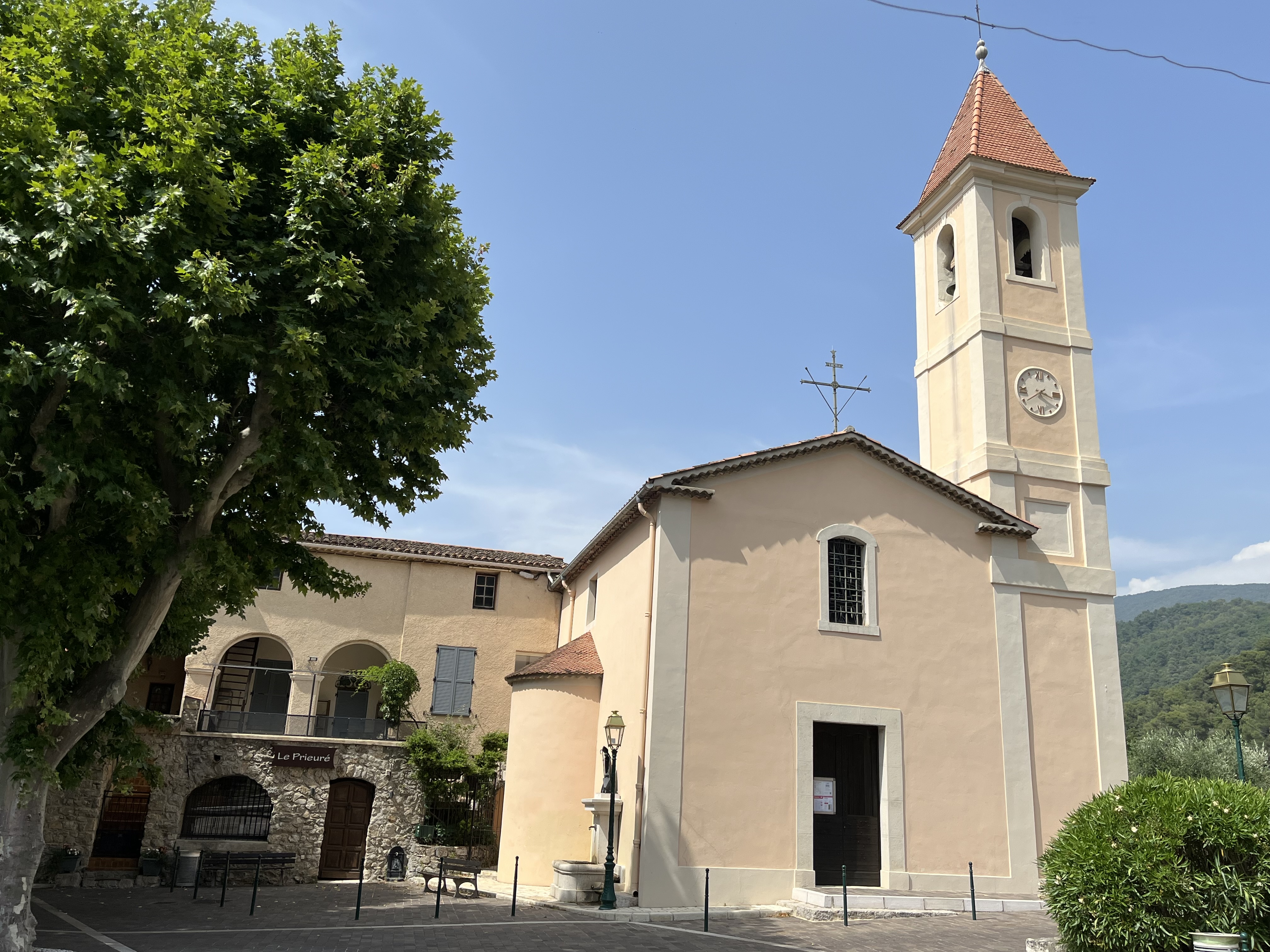 Opportunité clé en main dès la saison estivale !

La commune de Saint-Blaise dans les Alpes-Maritimes, située dans le moyen pays niçois à 20 km environ de Nice, recherche un couple ou 2 associés expérimentés en restauration pour la reprise en location-gérance de l'unique bar, café, restaurant du village, Le Prieuré.

Cette établissement, implanté sur une place, au cœur du village, à côté de l'église et de la mairie, est un lieu de rencontre privilégié des habitants de la commune mais également des villages alentours, touristes, randonneurs, cyclistes, motards...

Attenants au restaurant, se trouvent les 2 gîtes communaux, labellisés et gérés par les Gîtes de France.

Le commerce est composé d'un bar avec licence IV, d'une salle de restauration (80 couverts), d'une terrasse extérieure (30 couverts), d'une cuisine équipée, d'un four à bois, d'un espace pour la vente de produits régionaux et d'un logement d'habitation (3 pièces) au 1er étage.

Le profil des gérants recherché est un cuisinier ayant déjà une expérience et un serveur/barman afin de satisfaire pleinement les locaux et les visiteurs.

Pour obtenir le dossier de candidature, merci d'adresser un mail à commercecessionreprise@cote-azur.cci.fr