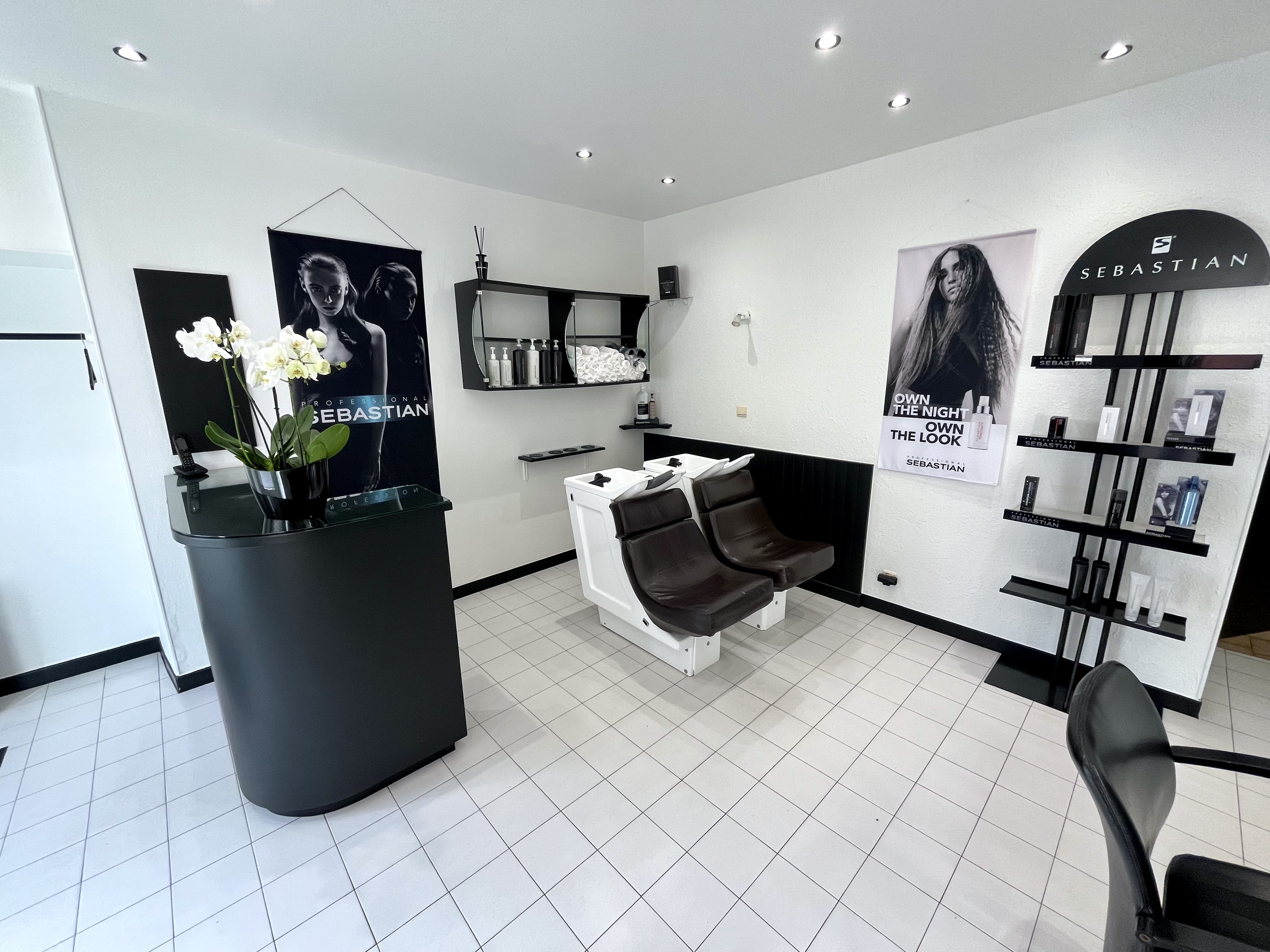 - Dpt Haute-Savoie (74)
- Salon de coiffure à vendre Lullin, 53’000€

Proche de la Suisse, excellent emplacement en plein coeur d’un village dynamique, entouré de nombreux commerces variés avec stationnements faciles et gratuits.

Le salon exploité depuis 29 ans bénéficie d’une clientèle mixte et établie (locale, frontalière et touristique).

Le salon dispose de 4 postes de coiffage, 2 bacs de shampoing (28m2) et d’un laboratoire (20m2) ainsi qu’une réserve de 9m2.

Beau potentiel de développement possible car le chiffre d’affaire est réalisé par une seule personne.

Local coiffure rénové récemment permettant de démarrer l’activité rapidement.

- Devanture agréable
- Faible loyer et charges
- Pas de facture d’eau (grace à une source)
- L'accompagnement et présentation à la clientèle sont possible