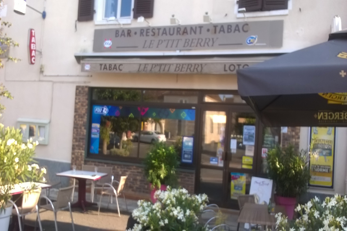 hôtel 6 chambres , bar, fdj, restaurant 3 salles grande superficie  centre du village  sur une place
